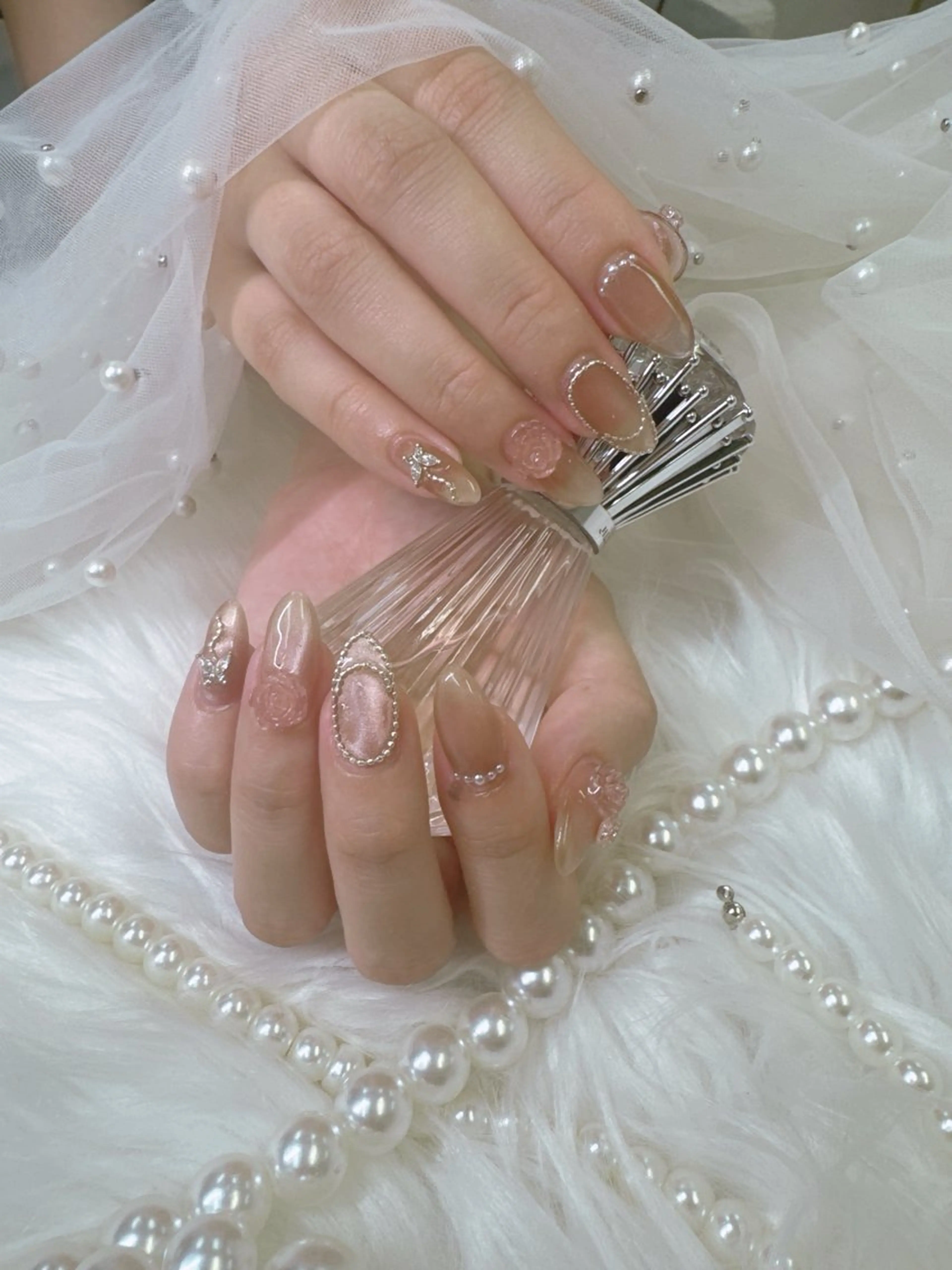 ネイル ボルドー チークネイル ドット 長さ出し フレンチネイル ハンドネイル クイーンズネイル銀座所属・Queeens nailのネイルデザイン