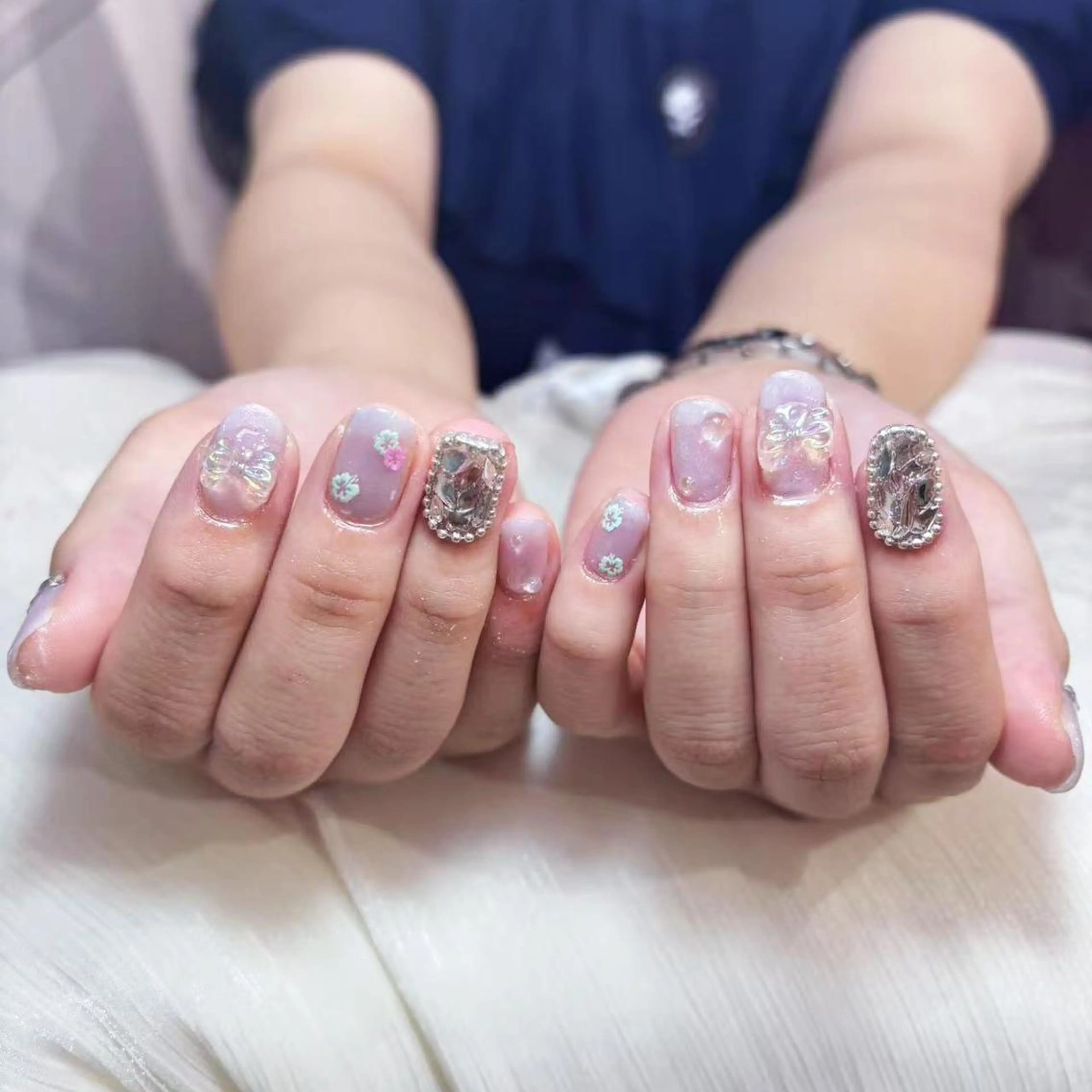 ネイル アートネイル オーロラネイル ガーリー キラキラネイル 韓国ネイル ハンドネイル YOYO 💅のネイルデザイン