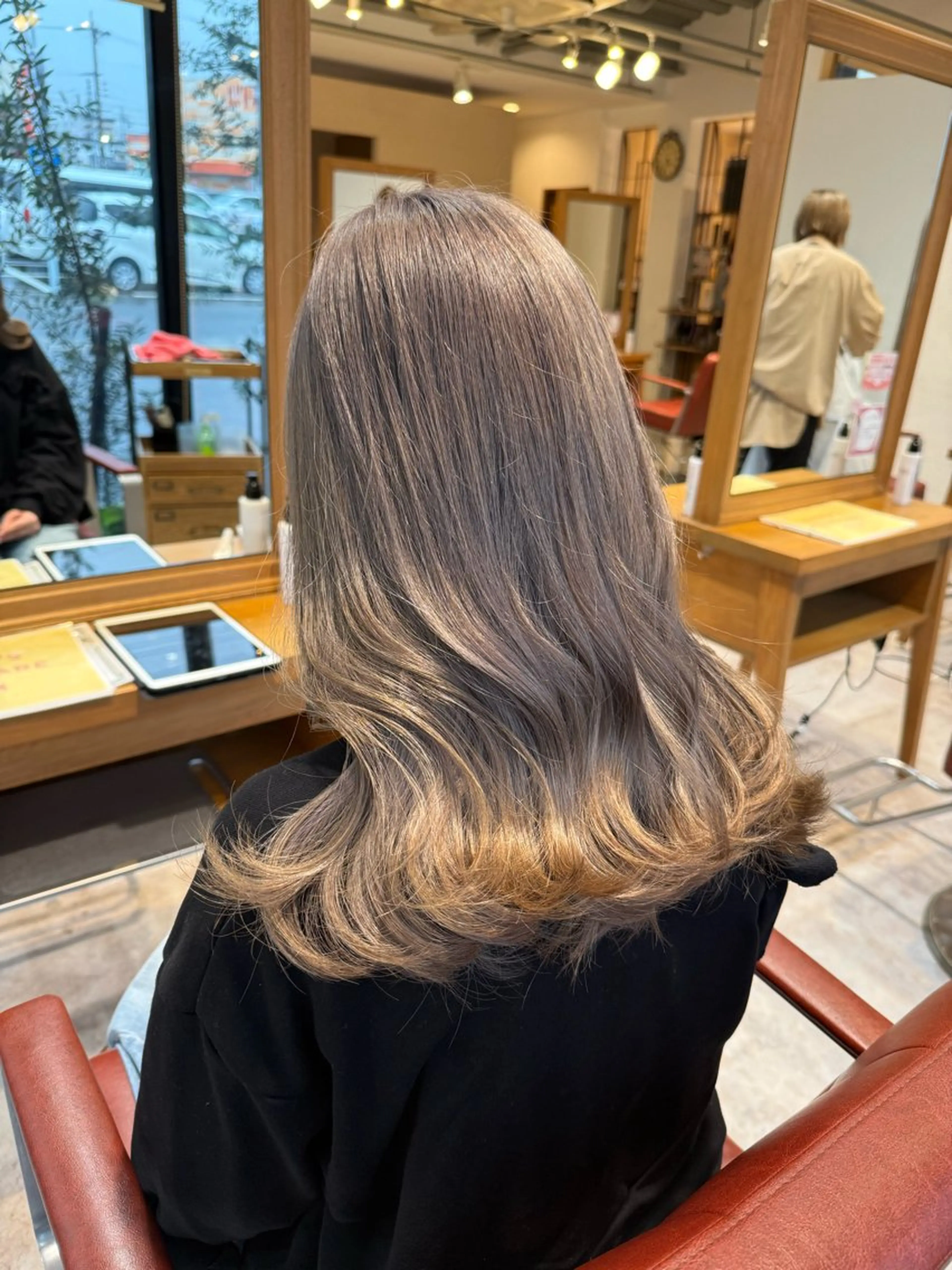 ロング カラー ブリーチ グレージュ シルバー シルバーグレージュ 井口 朝香のヘアスタイル