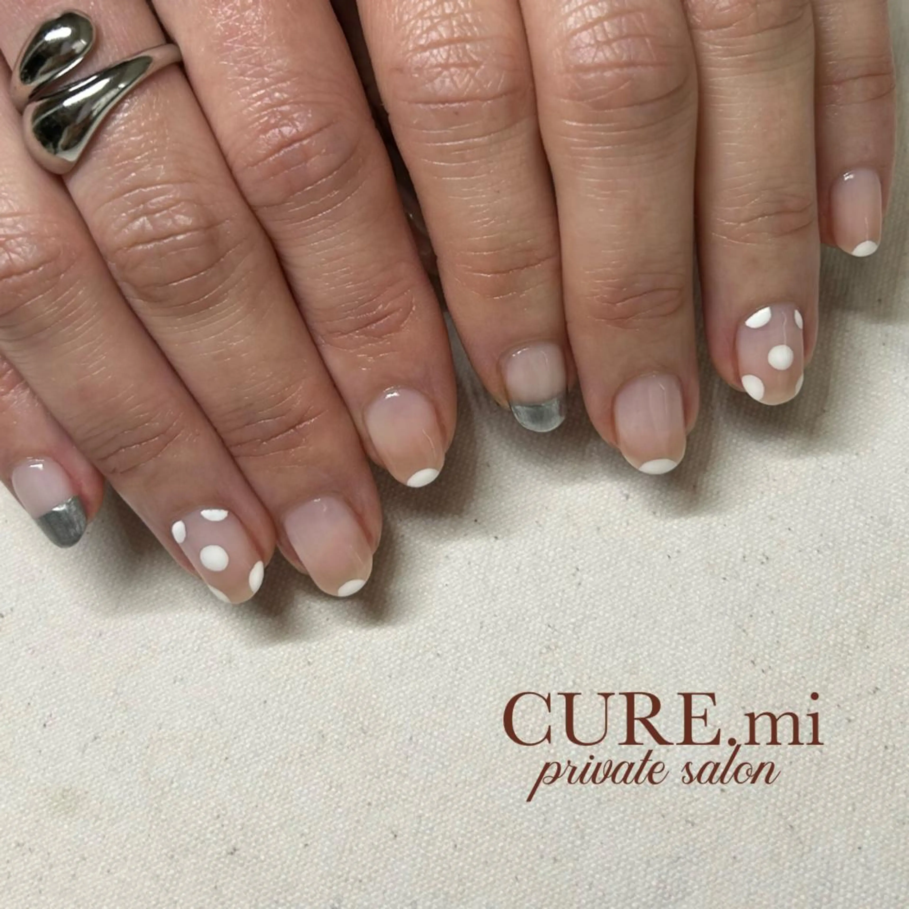 ネイル ドット シルバー ハンドネイル ハンドケア CURE.mi所属・伊藤 美香のネイルデザイン