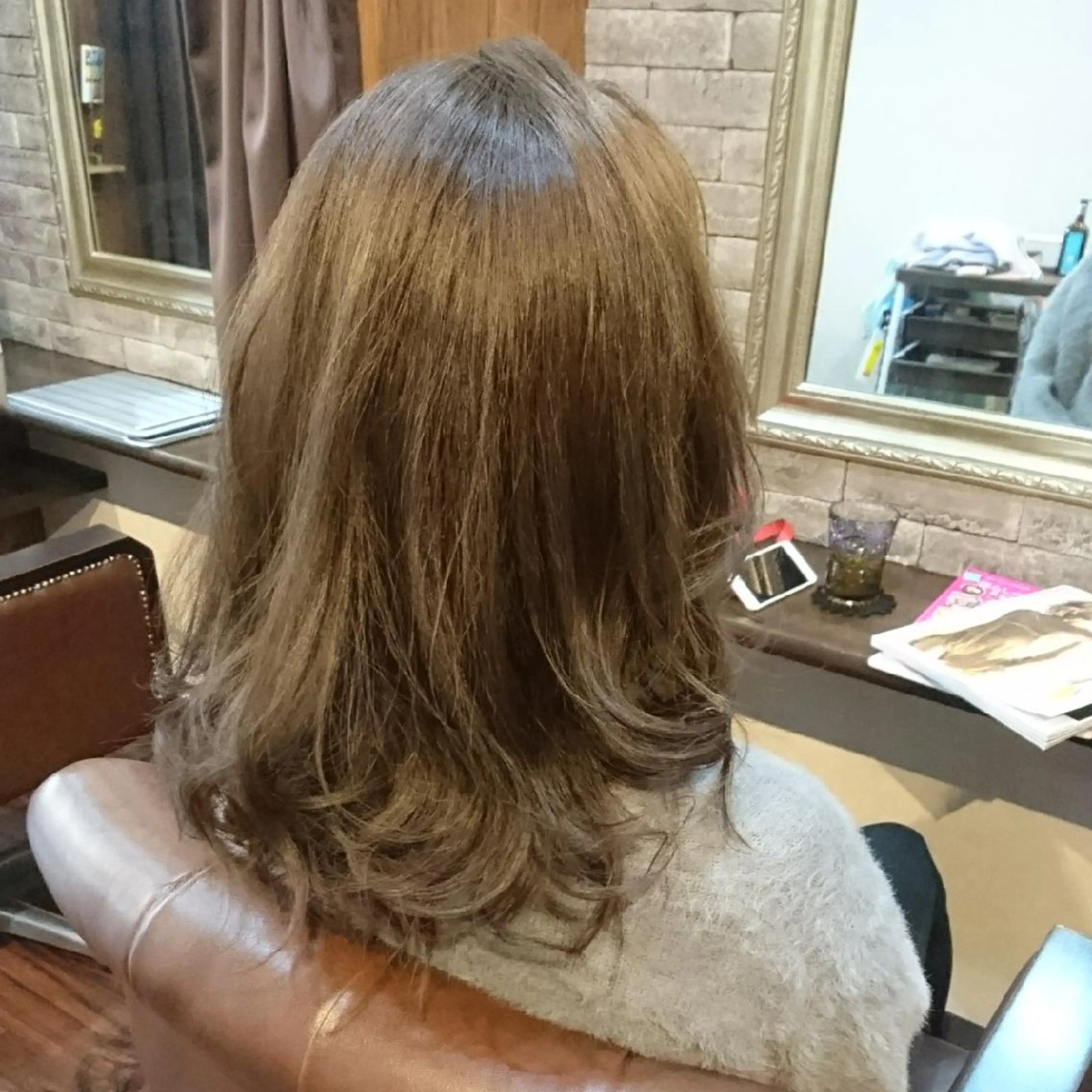 カラー ミディアム グレージュ ヘアカラー トリートメント 美髪 カラーリストのヘアスタイル