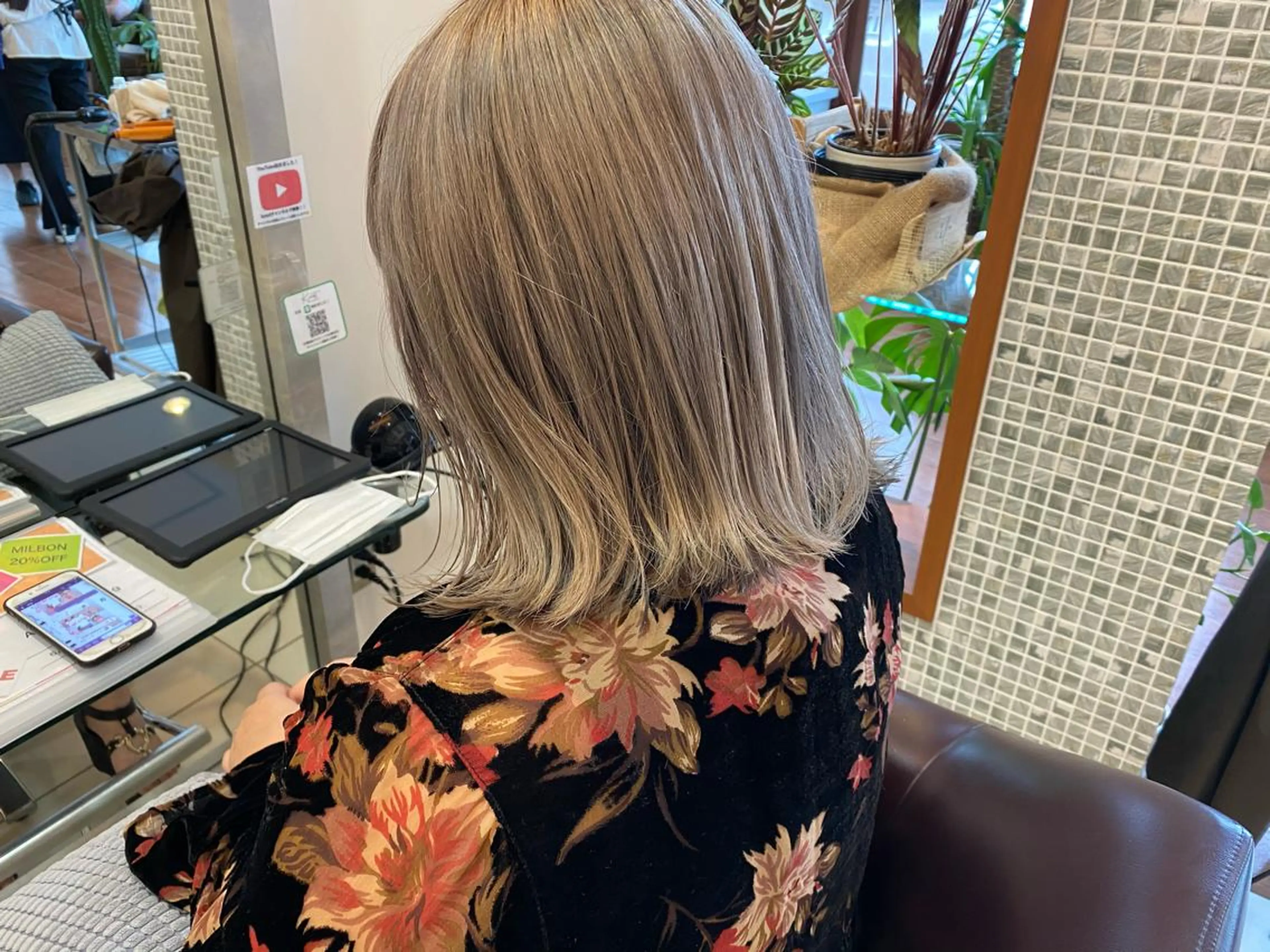 ミディアム カラー アッシュ ブリーチ 外ハネヘア カット ヘアカラー トリートメント 鈴木 翔梧のヘアスタイル