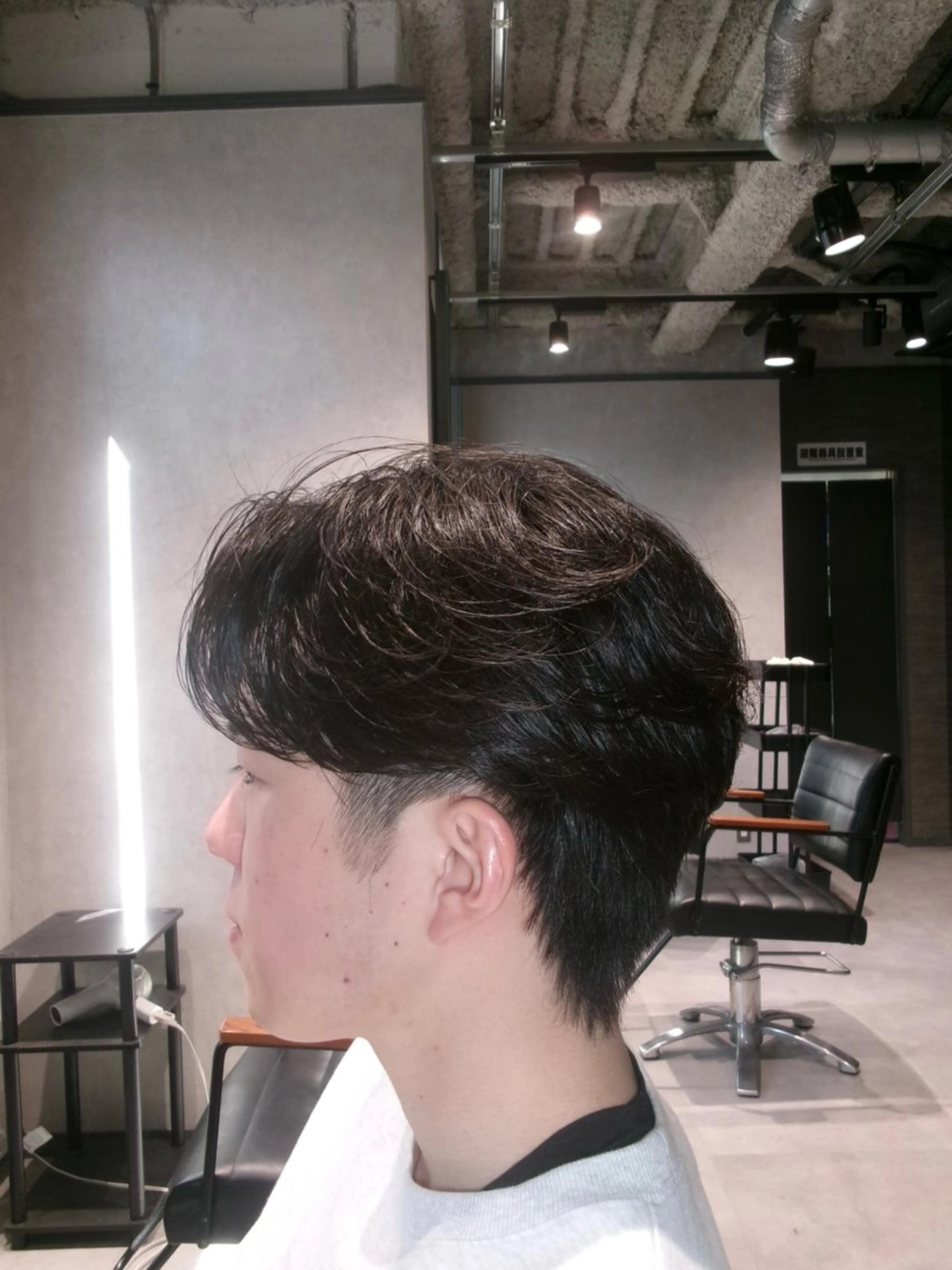 パーマ メンズ メンズパーマ ニュアンスパーマ カット パーマ 毛流れ特化愁斗 センターパートパーマのヘアスタイル