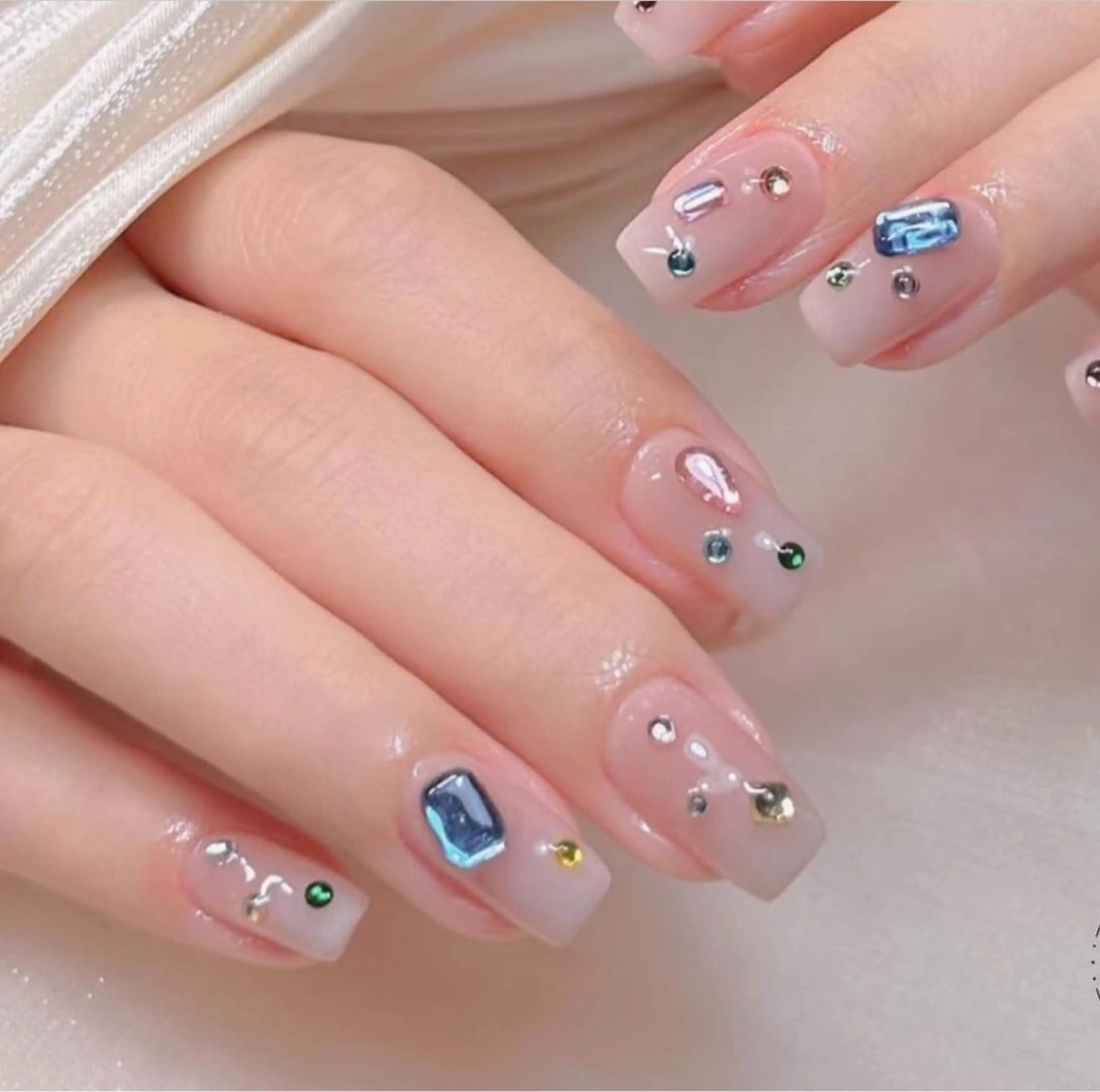 ネイル アニマル柄 オーロラネイル チークネイル フラッシュネイル ジェルネイル ハンドネイル Lyna Nail のネイルデザイン