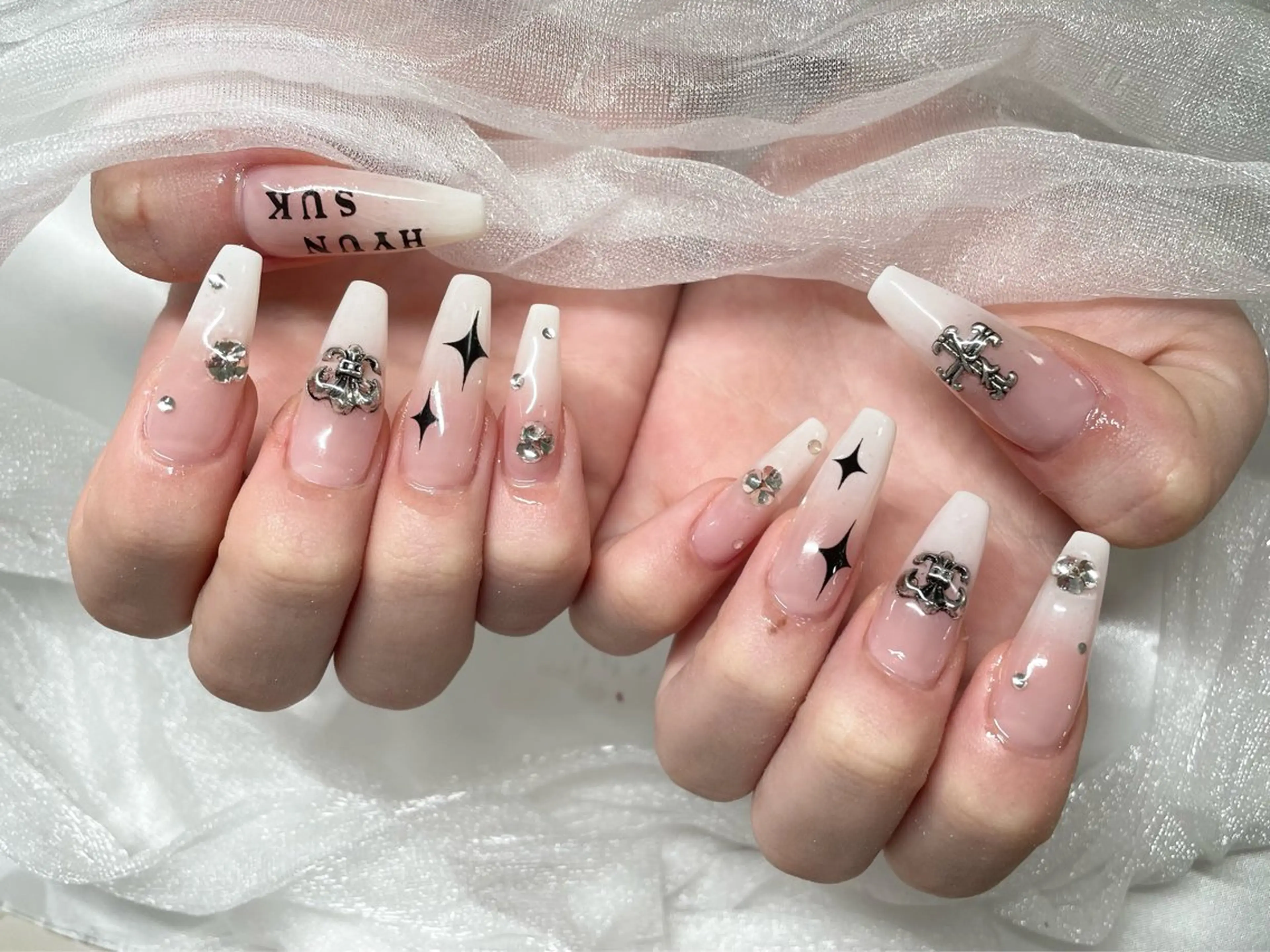 ネイル ハンドネイル Roi〈ロワ〉 Minakoのネイルデザイン