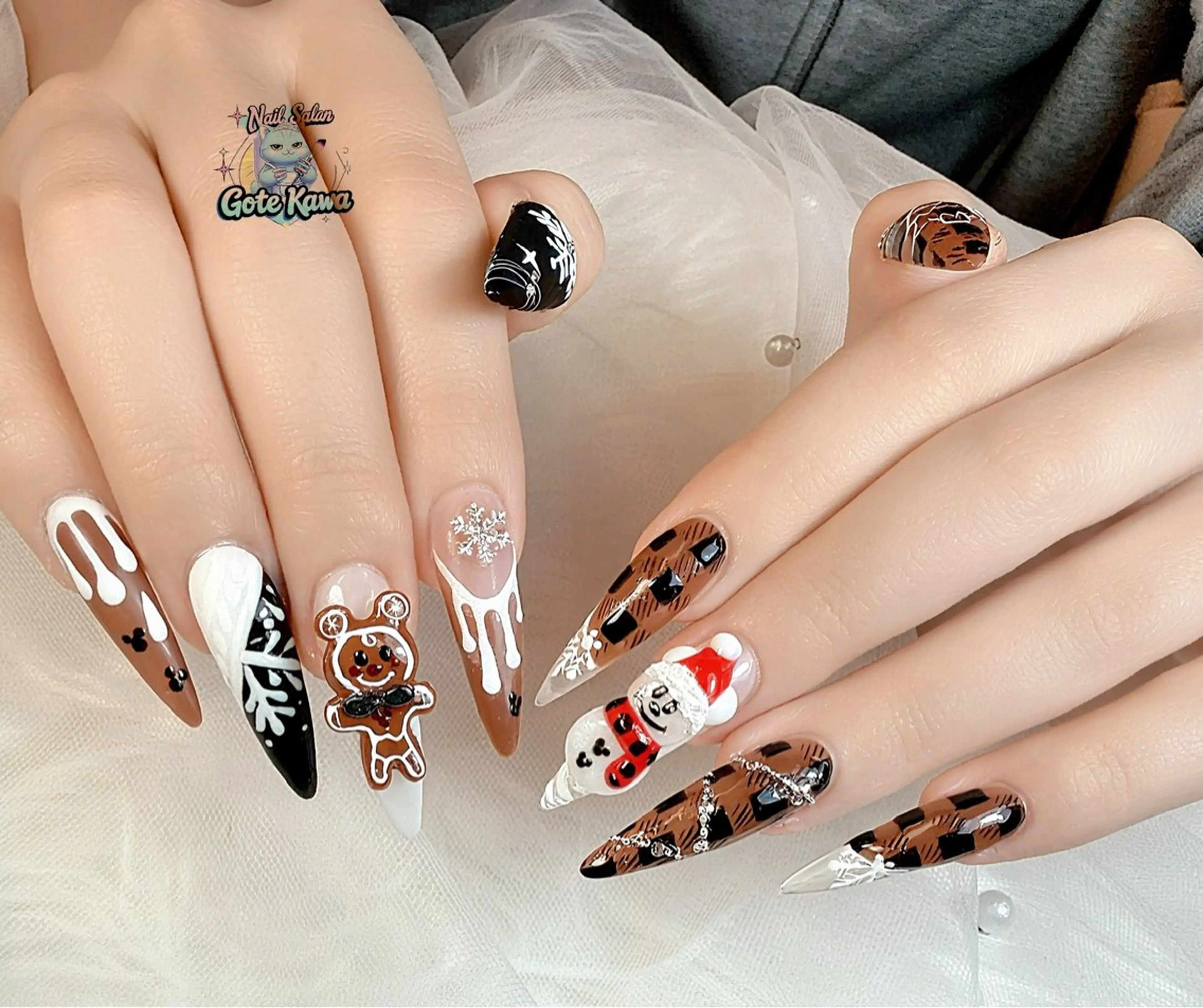 ネイル アートネイル キラキラネイル スカルプネイル 冬ネイル クリスマス ハンドネイル ハンドケア GOTE KAWA Nail Salon(ゴテかわ)所属・Gote Kawa nail salonのネイルデザイン