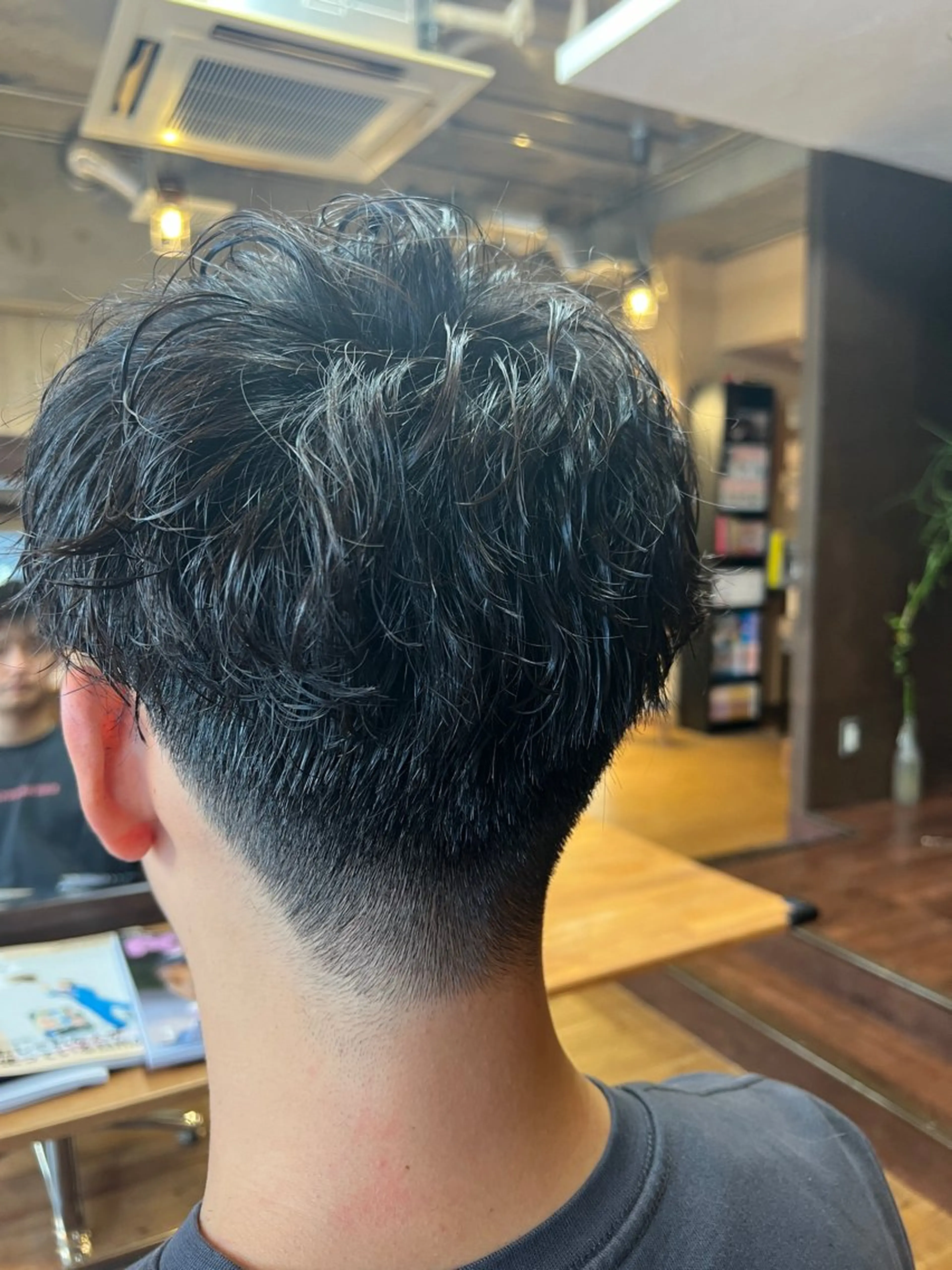 ショート パーマ メンズ ビジネス メンズパーマ ショートヘア カット BEACH　HAIR&NAIL所属・両国駅徒歩1分⭐️ アイロン仕上げのヘアスタイル