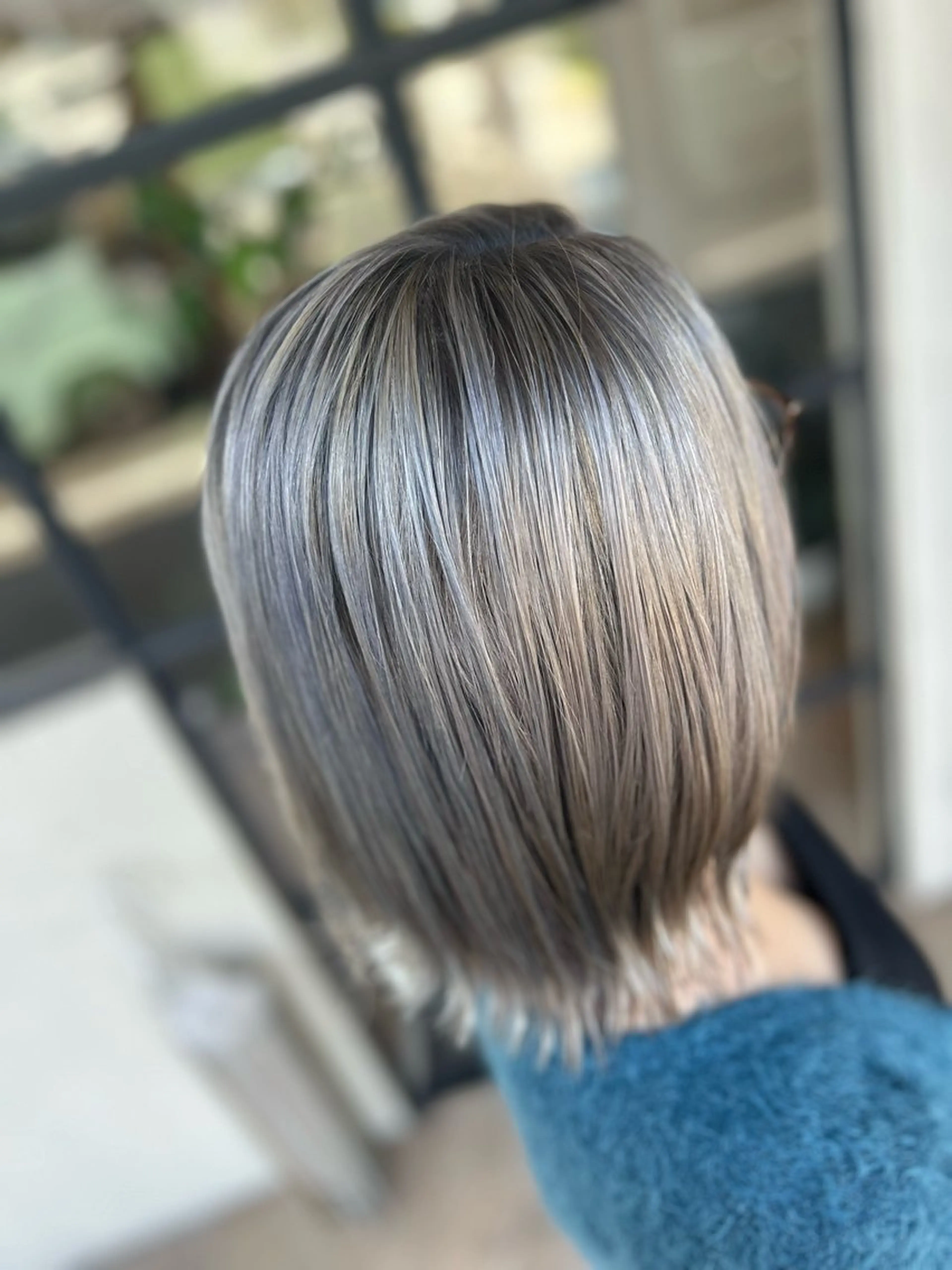 ミディアム カラー ブリーチ シルバー カット ヘアカラー Morpho Hair Product所属・井上 花音のヘアスタイル