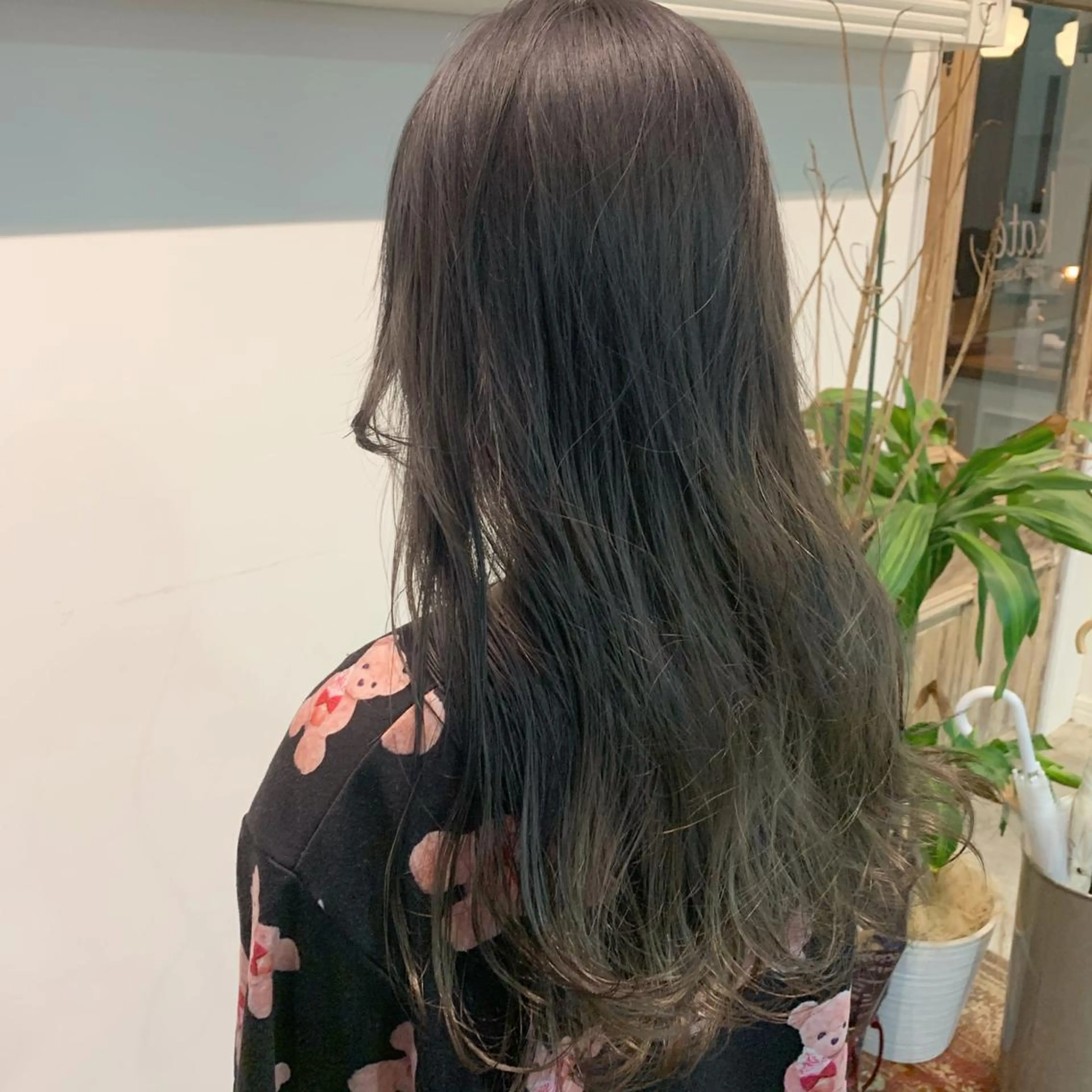 ロング カラー ヘアアレンジ グレージュ ラベンダーカラー ラベンダーグレージュ ラベンダーグレー ロング ヘアカラー トリートメント 山崎 澪のヘアスタイル