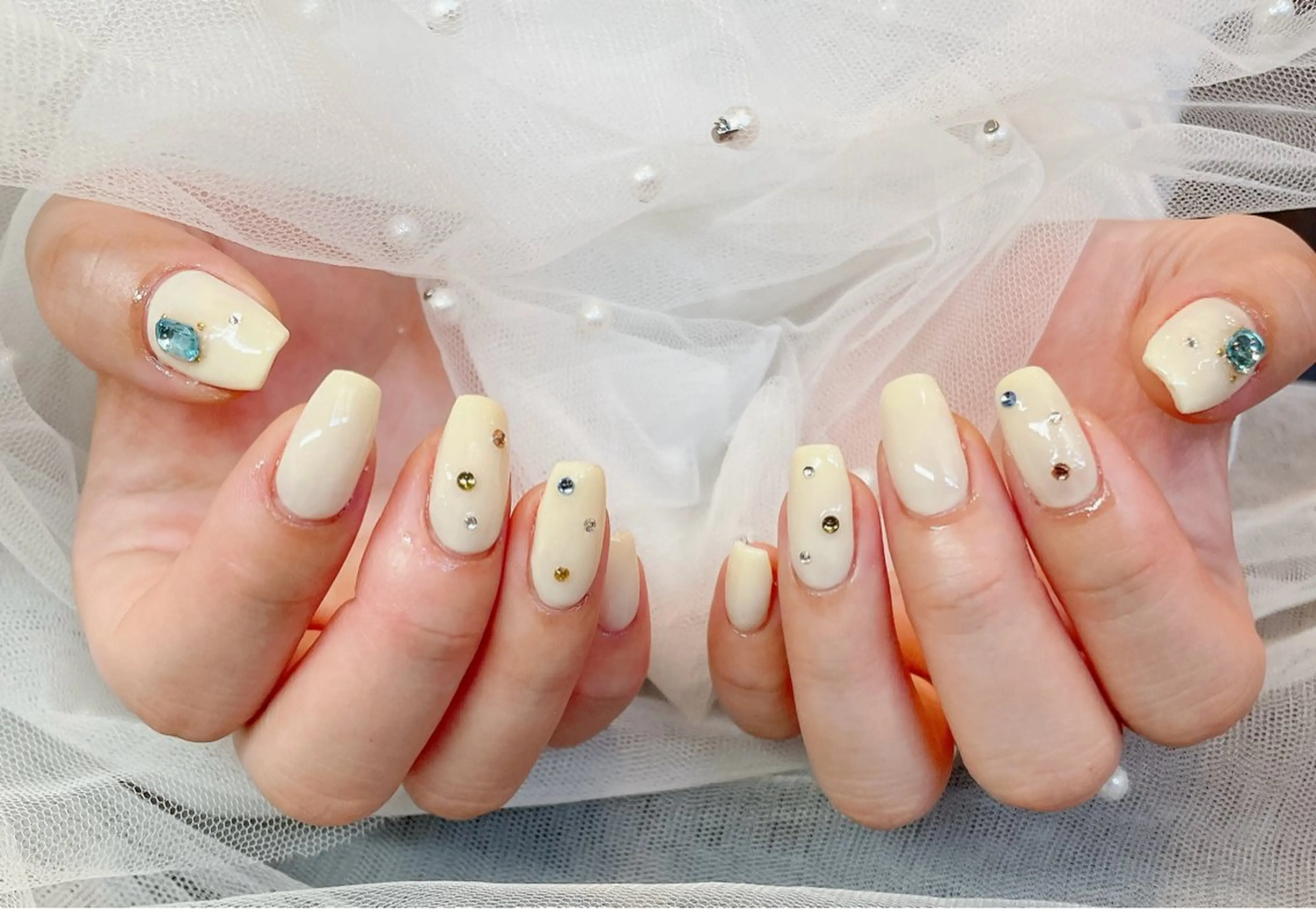 ネイル 韓国ネイル オフィスネイル ストーンネイル ワンホンネイル ハンドネイル hair f.Row所属・阿部 千晶のネイルデザイン
