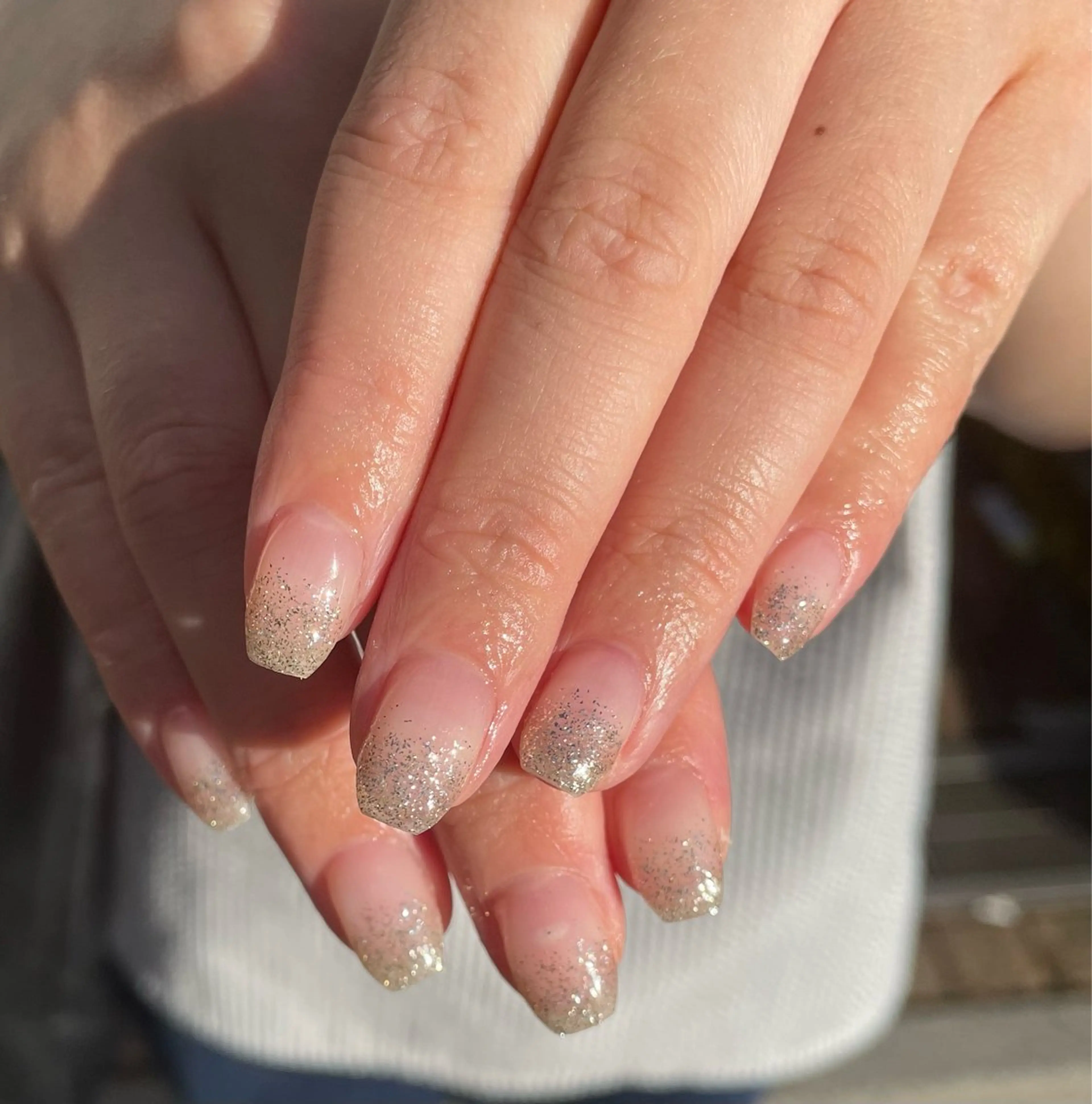 ネイル グラデーション キラキラネイル ラメ(グリッター) ラメグラデーション オフィスネイル ハンドネイル ハンドケア 🎀NAIL🎀 AI🪄︎︎◝✩のネイルデザイン