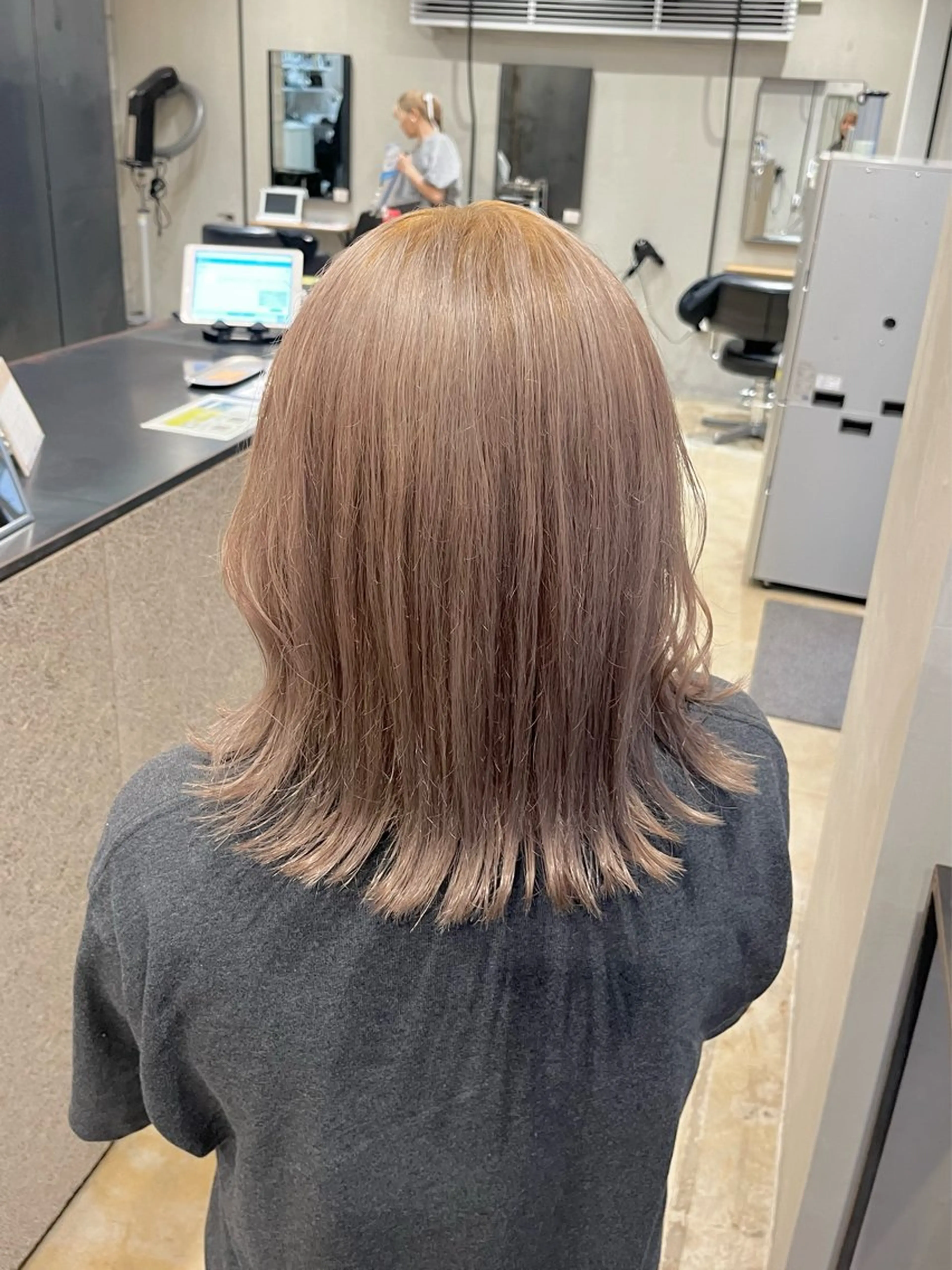 ミディアム カラー ヘアアレンジ ベージュカラー ブリーチ ケアブリーチ ハイトーンカラー ミルクティーベージュ みわ/博多 ブリーチ/カラーのヘアスタイル
