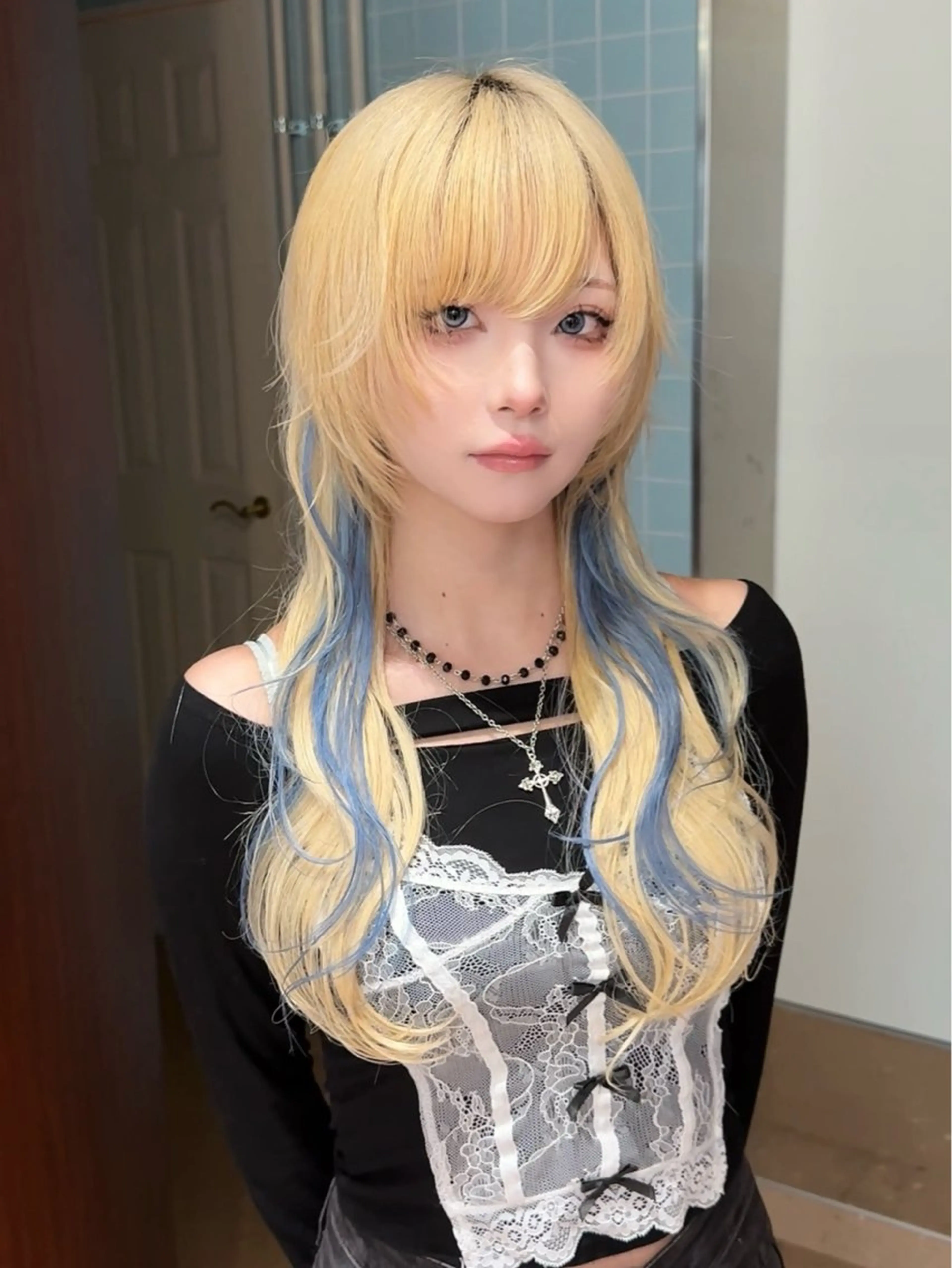 セミロング カラー ブリーチ デザインカラー ハイトーンカラー エクステ 顔まわりレイヤー ウルフ/レイヤー/ 渋谷🔮西村 悠大のヘアスタイル