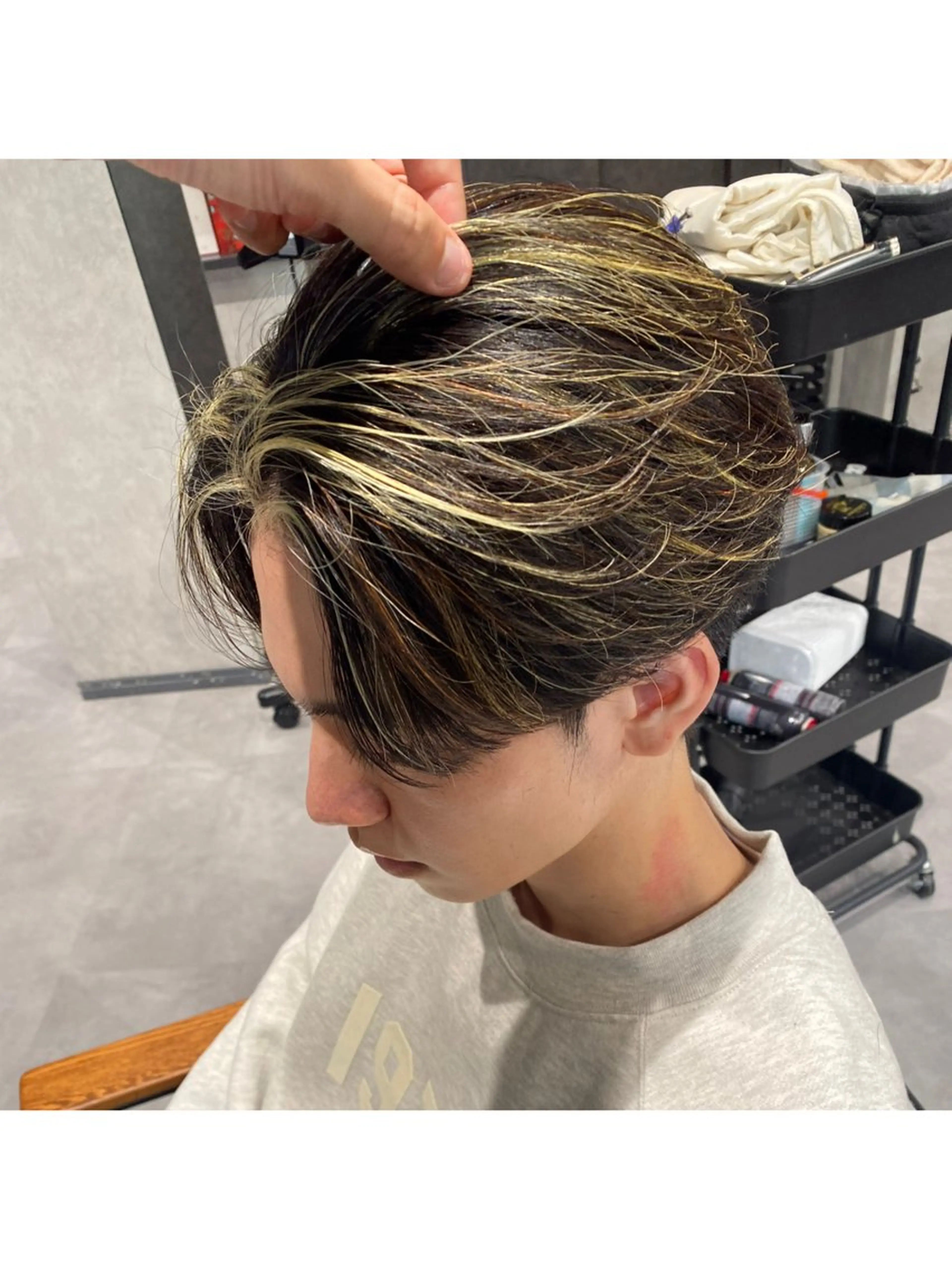 カラー メンズ カット ヘアカラー 韓国特化🇰🇷愁斗 センターパートパーマのヘアスタイル