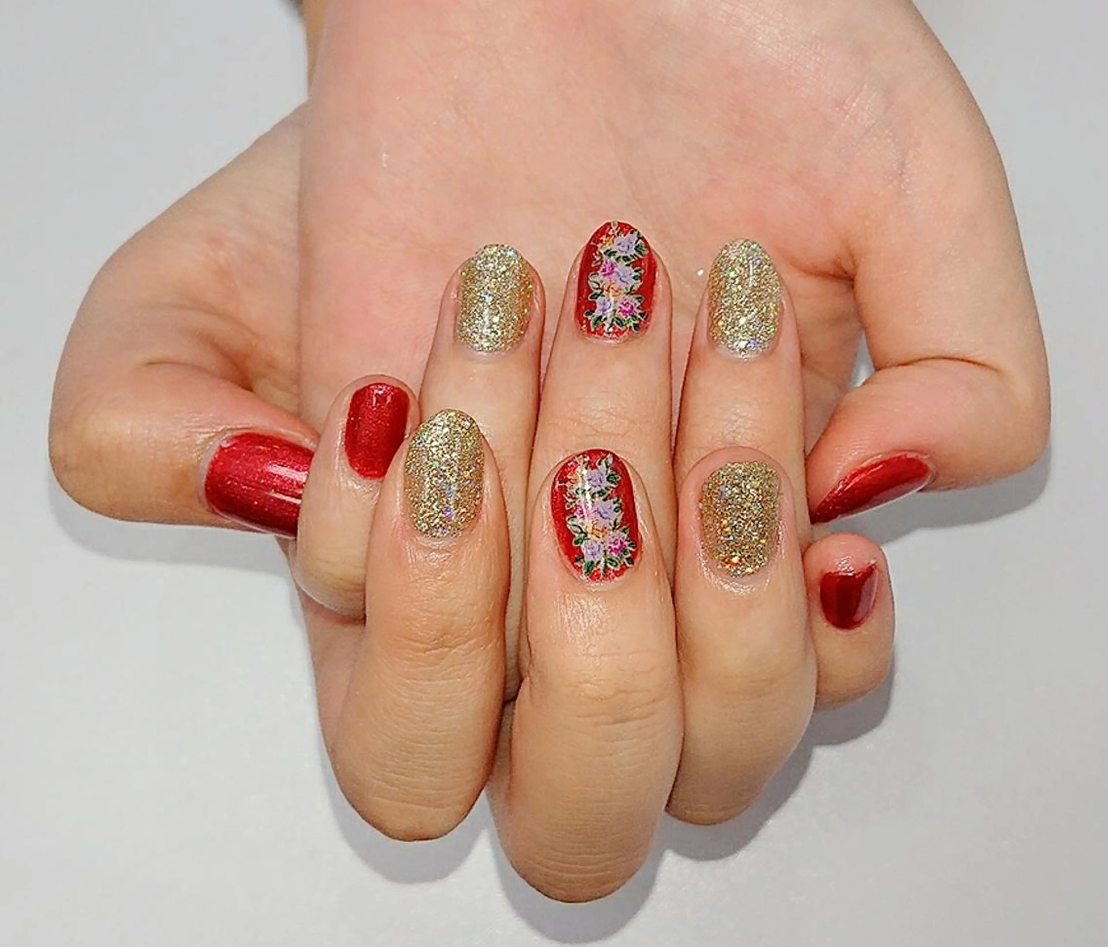 ネイル ゴールド ラメ(グリッター) 赤色 🍒当日もOK🍒 𝑳𝑼𝑵𝑨花井のネイルデザイン