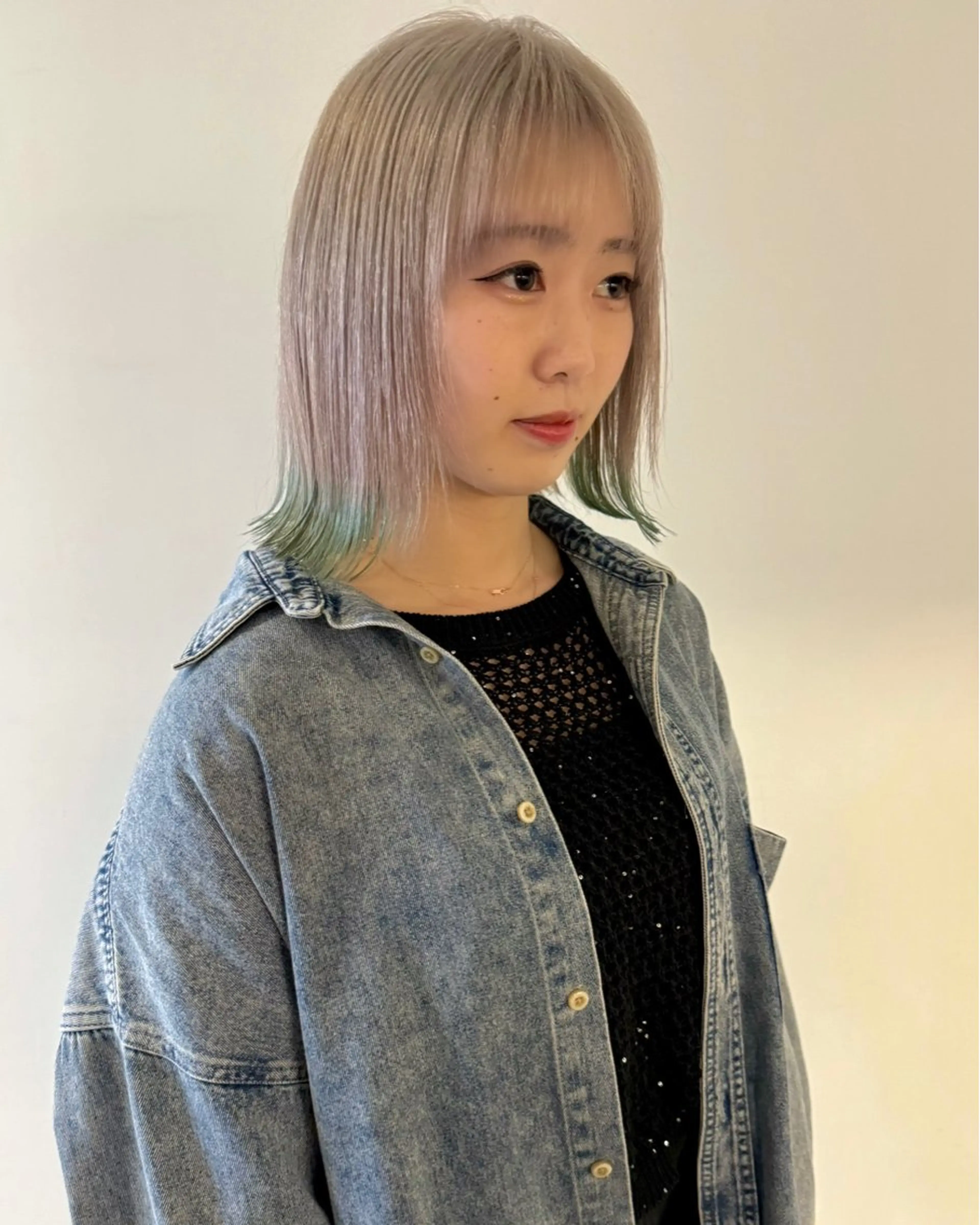 ショート カラー ブリーチ ヘアカラー RAIMA ハイトーンレイヤーのヘアスタイル