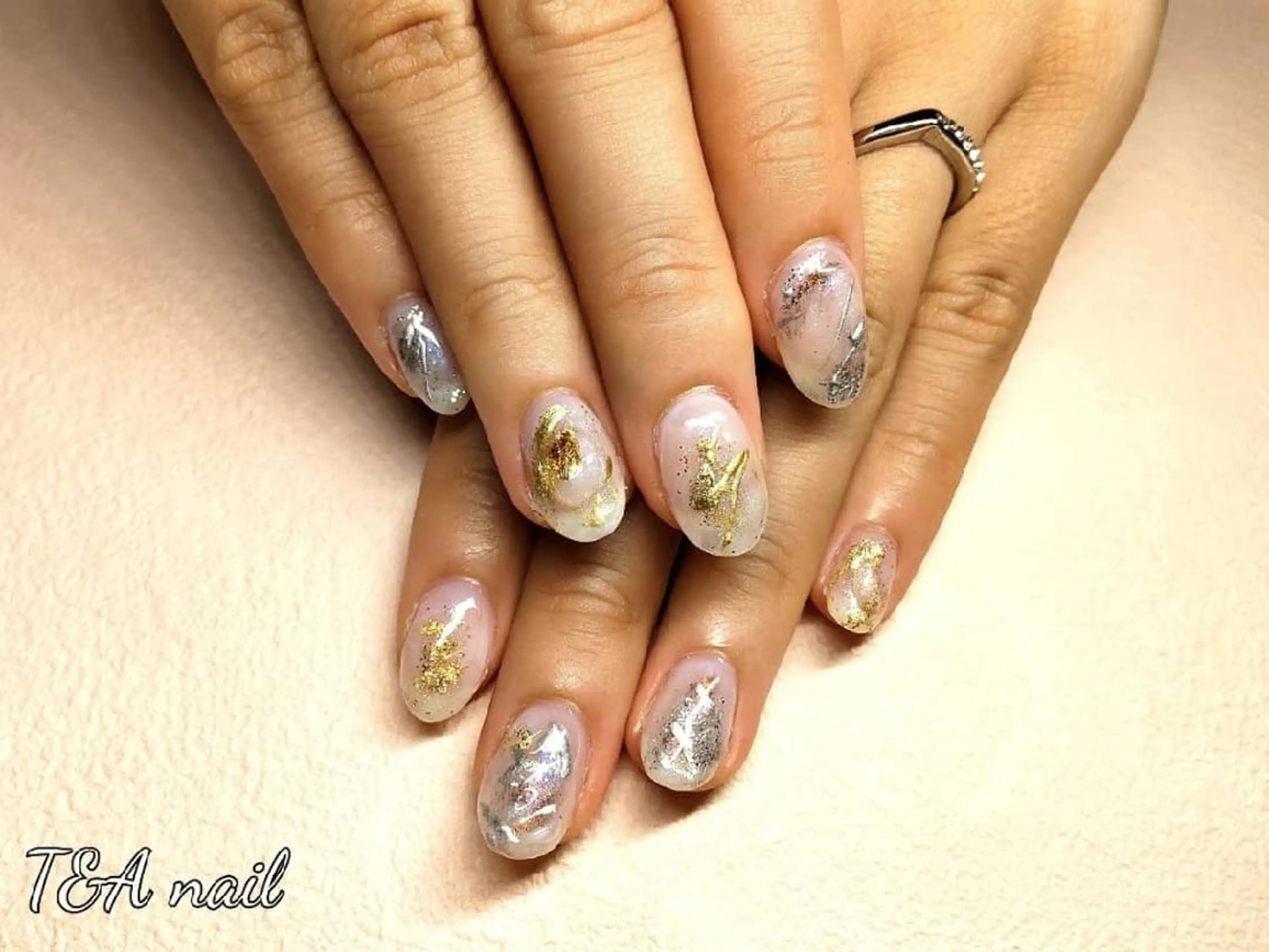 ネイル ミディアム クリアネイル 長さ出し ジェルネイル ゴールド ゴージャス T&A nailのネイルデザイン