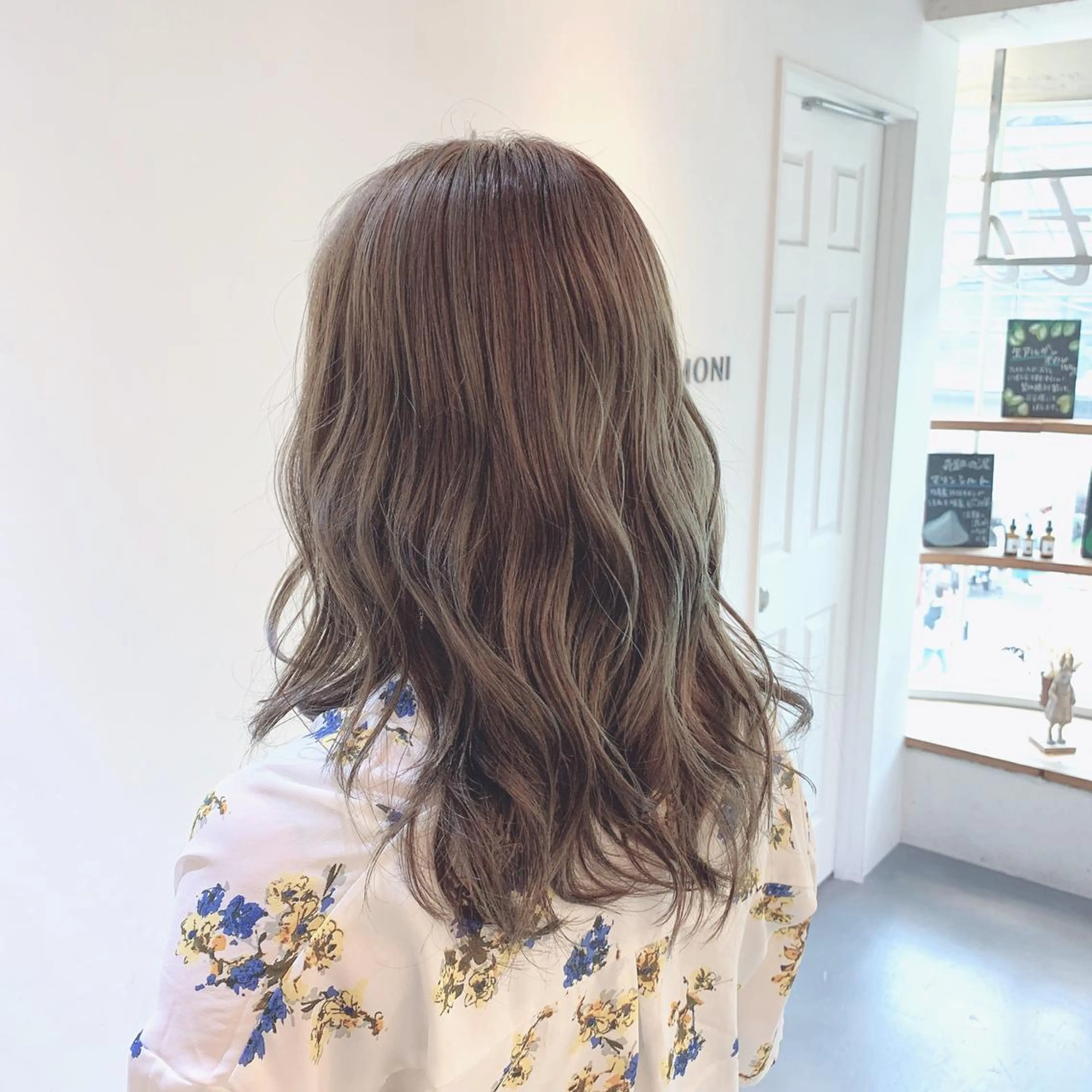 セミロング カラー ヘアアレンジ アッシュ ベージュカラー カット ヘアカラー トリートメント JYUNESU表参道所属・似合わせhair🔸 アサダ タカコ🔸のヘアスタイル