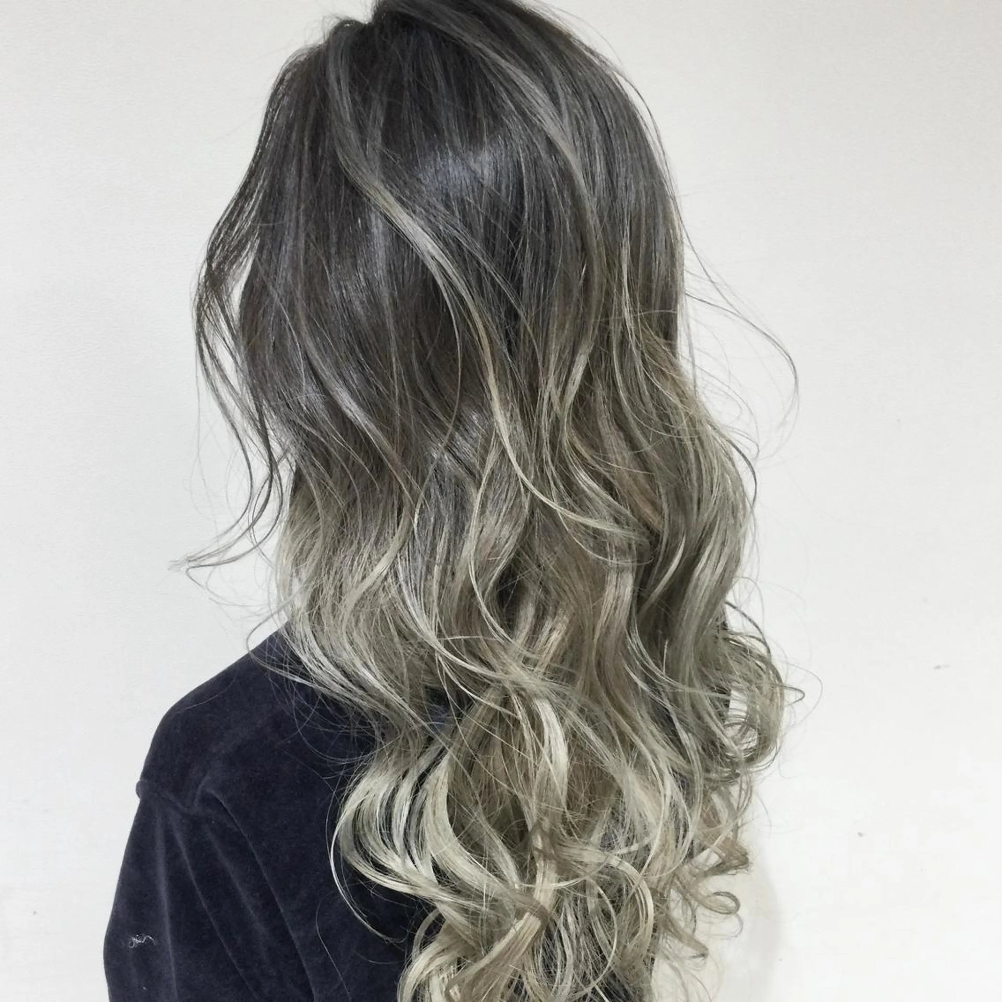 セミロング カラー アッシュ アッシュグレー アッシュグレージュ バレイヤージュ ミストバング ヘアカラー ブリーチなしダブルカ ラー／髪質改善カラーのヘアスタイル