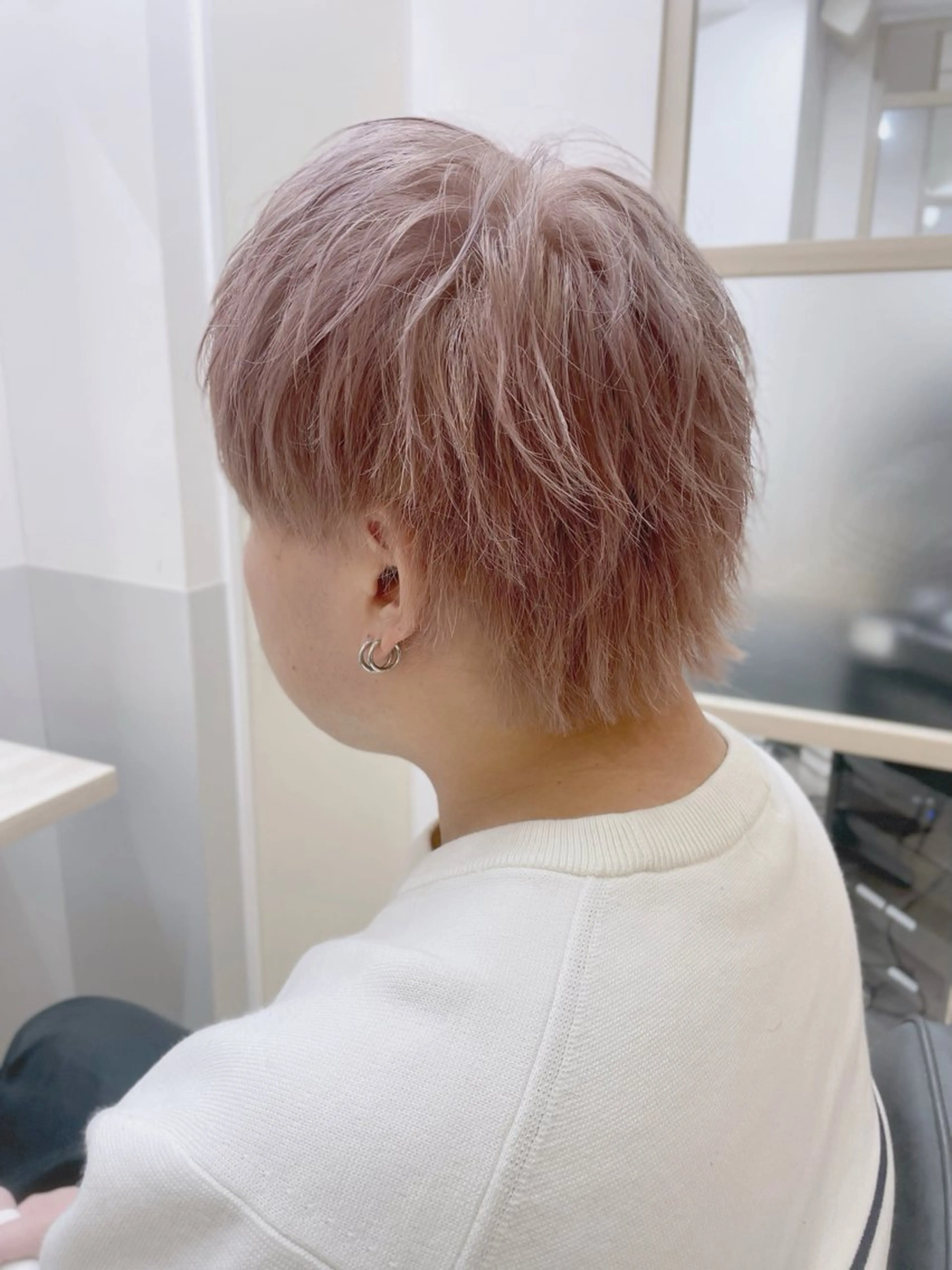 ミディアム カラー メンズ メンズブリーチ メンズハイトーン ベージュカラー ブリーチ ハイトーンカラー カット ヘアカラー トリートメント EMANON新宿南口所属・🦄中性ウルフ ☁️Shiori🦄のヘアスタイル