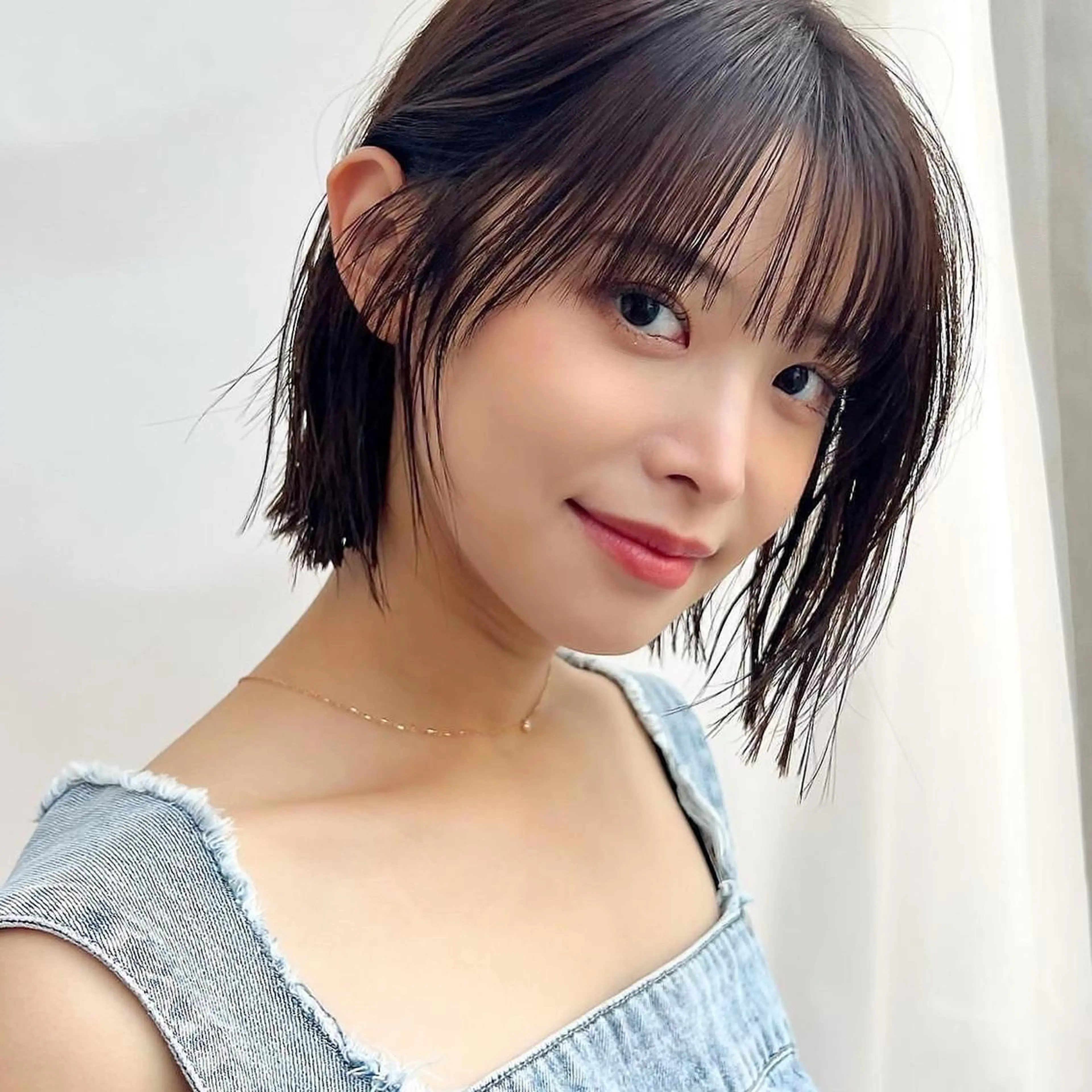 ミディアム カラー 切りっぱなしボブ ブリーチ グレージュ イルミナカラー インナーカラー カット ヘアカラー トリートメント ニュアンスレイヤー ハイトーンカラーのヘアスタイル