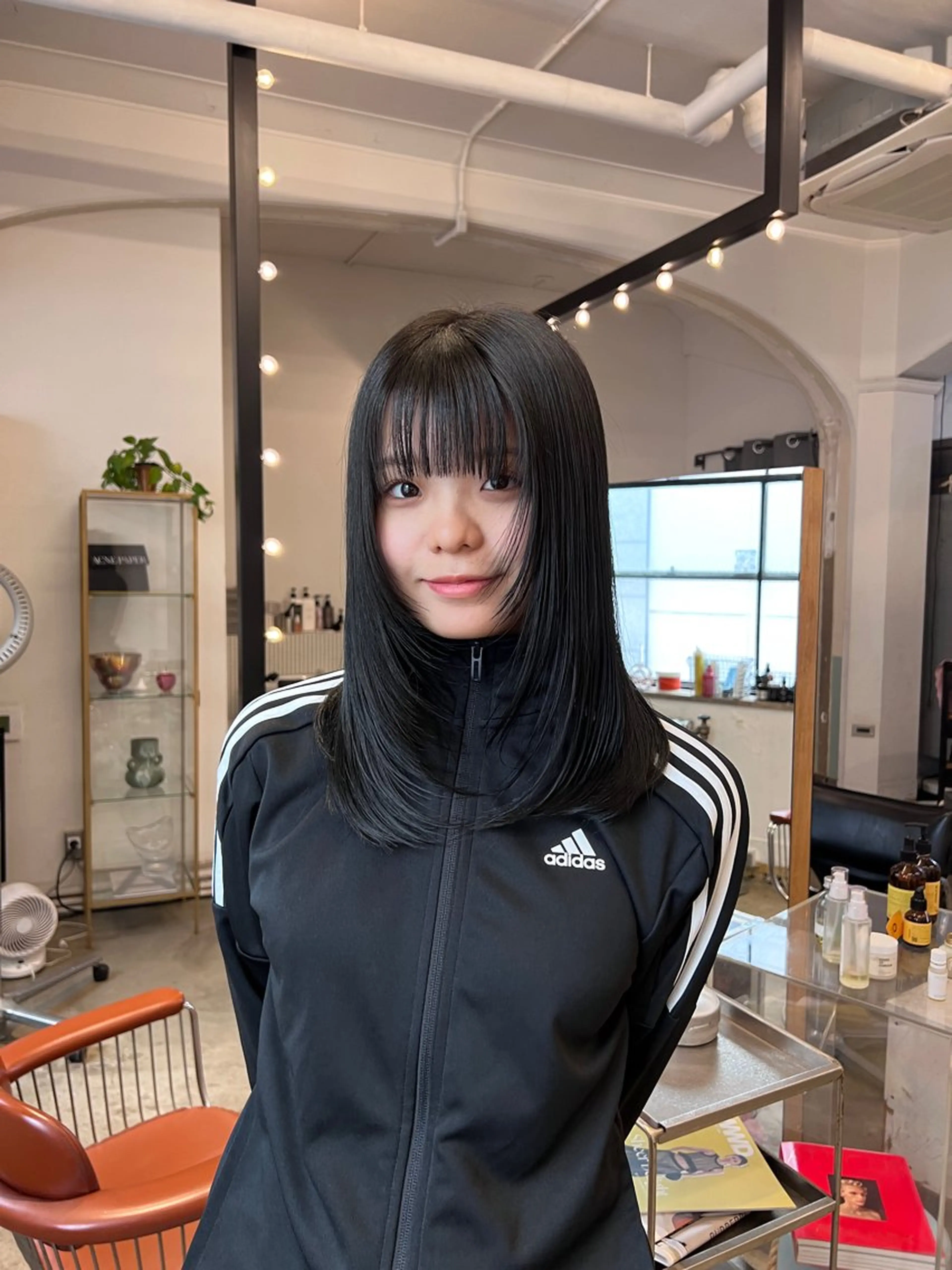 セミロング カラー 黒髪 ブルーカラー ブルーブラック レイヤーカット Lute所属・ミタニ ナギサのヘアスタイル