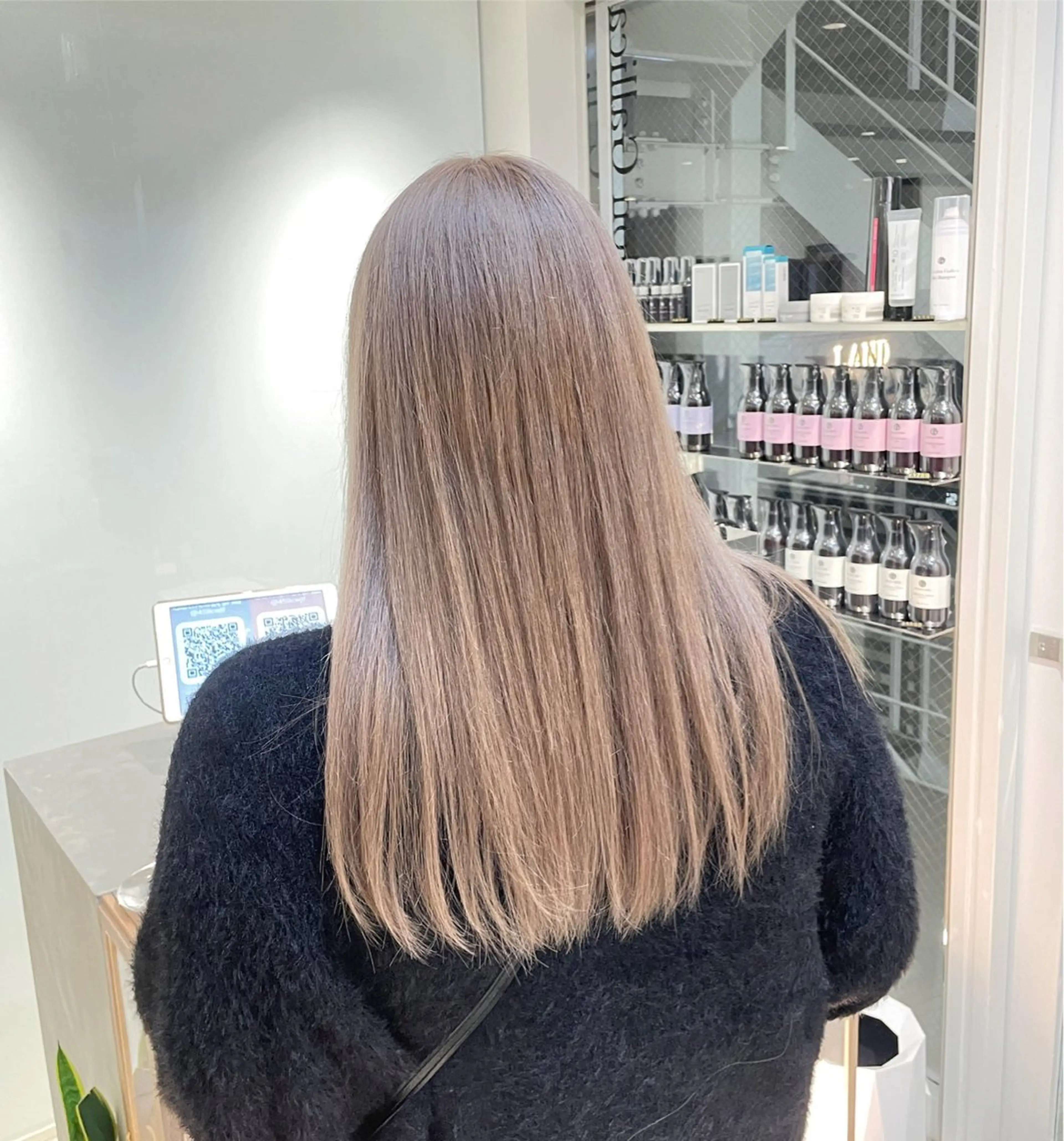 ロング カラー ヘアアレンジ ベージュカラー ブリーチ ミルクティーベージュ 縮毛矯正 ヘアカラー トリートメント ヘッドスパ ヘアセット 艶髪✨寒色カラー✨ 翁長孝輔のヘアスタイル