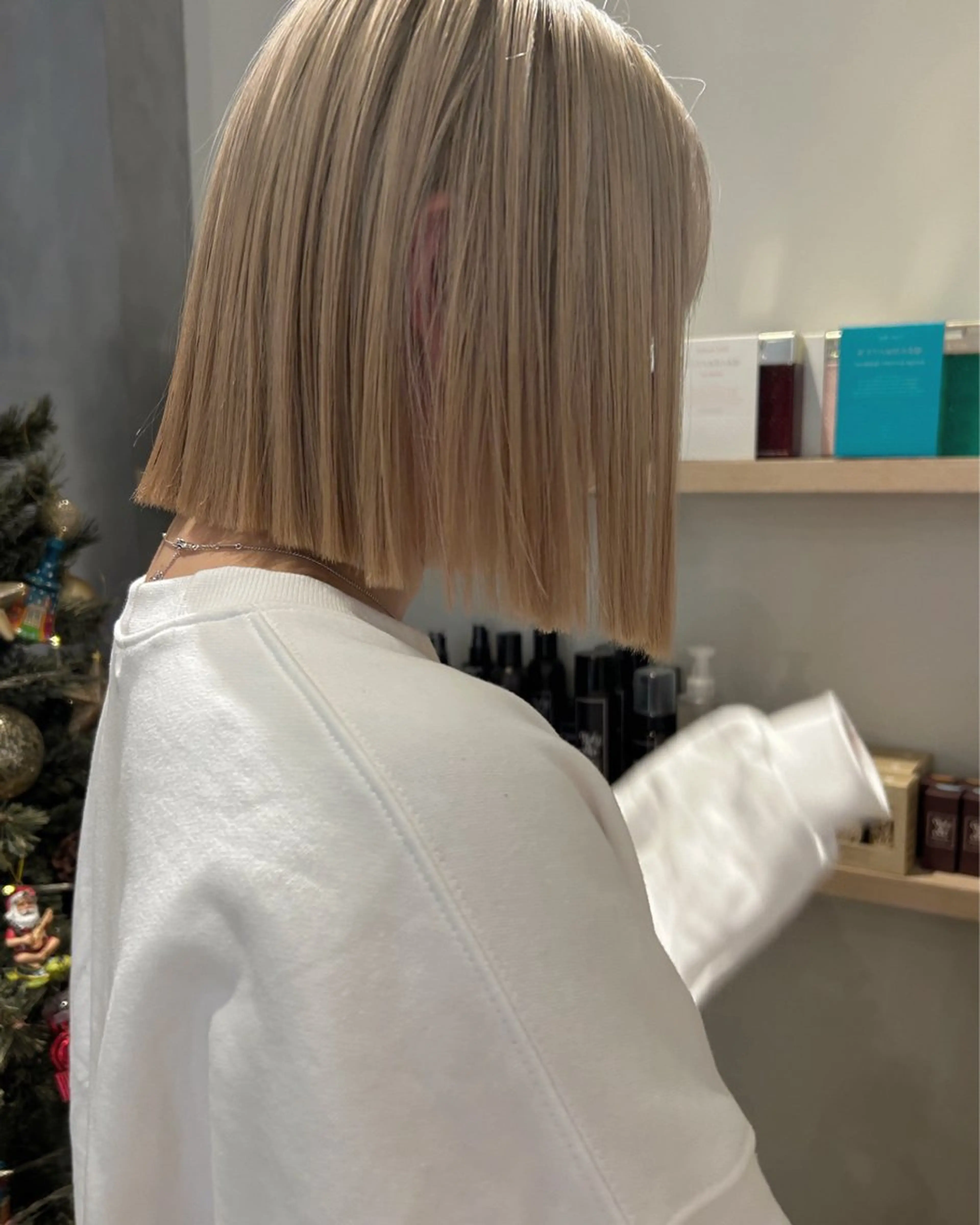 ショート カラー 切りっぱなしボブ ブリーチ ハイトーンカラー ボブ kanami - ROCCO -のヘアスタイル