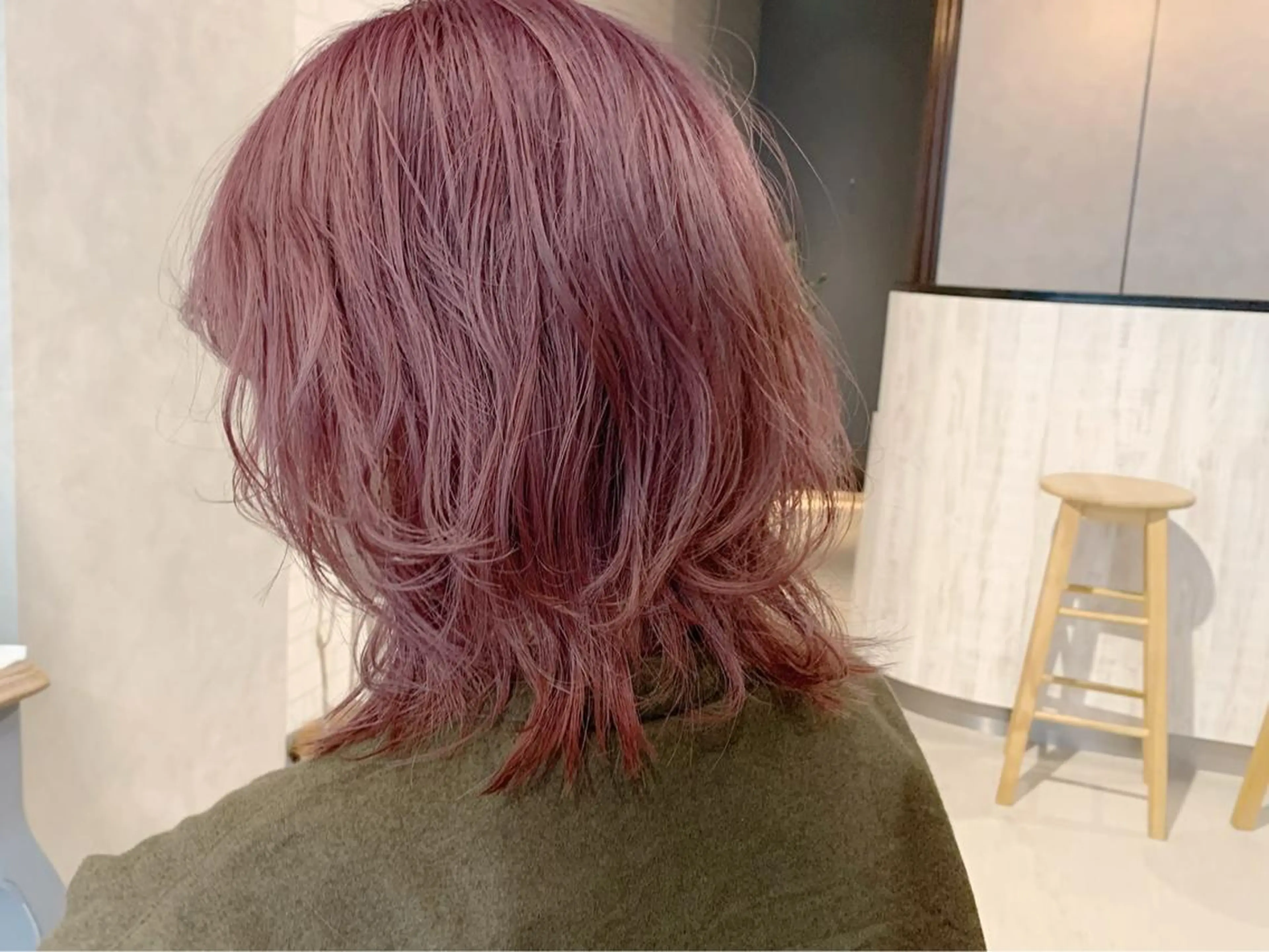 ミディアム カラー ピンクカラー ウルフカット EMANON天神所属・Hitomi Ezakiのヘアスタイル