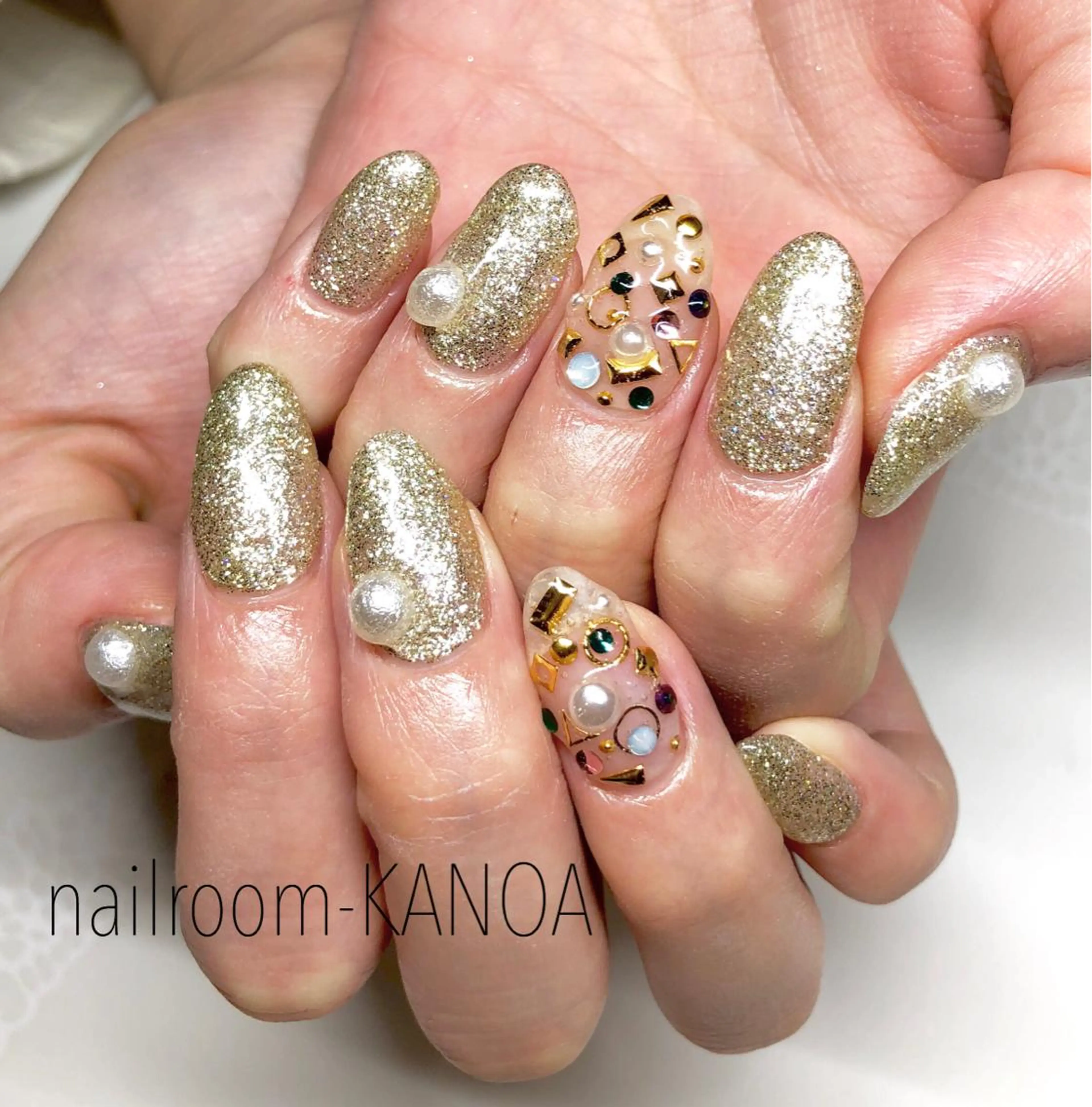ミディアム ネイル クリスマス キラキラネイル 冬ネイル クリスマス ハンドネイル nailroom- KANOAのネイルデザイン