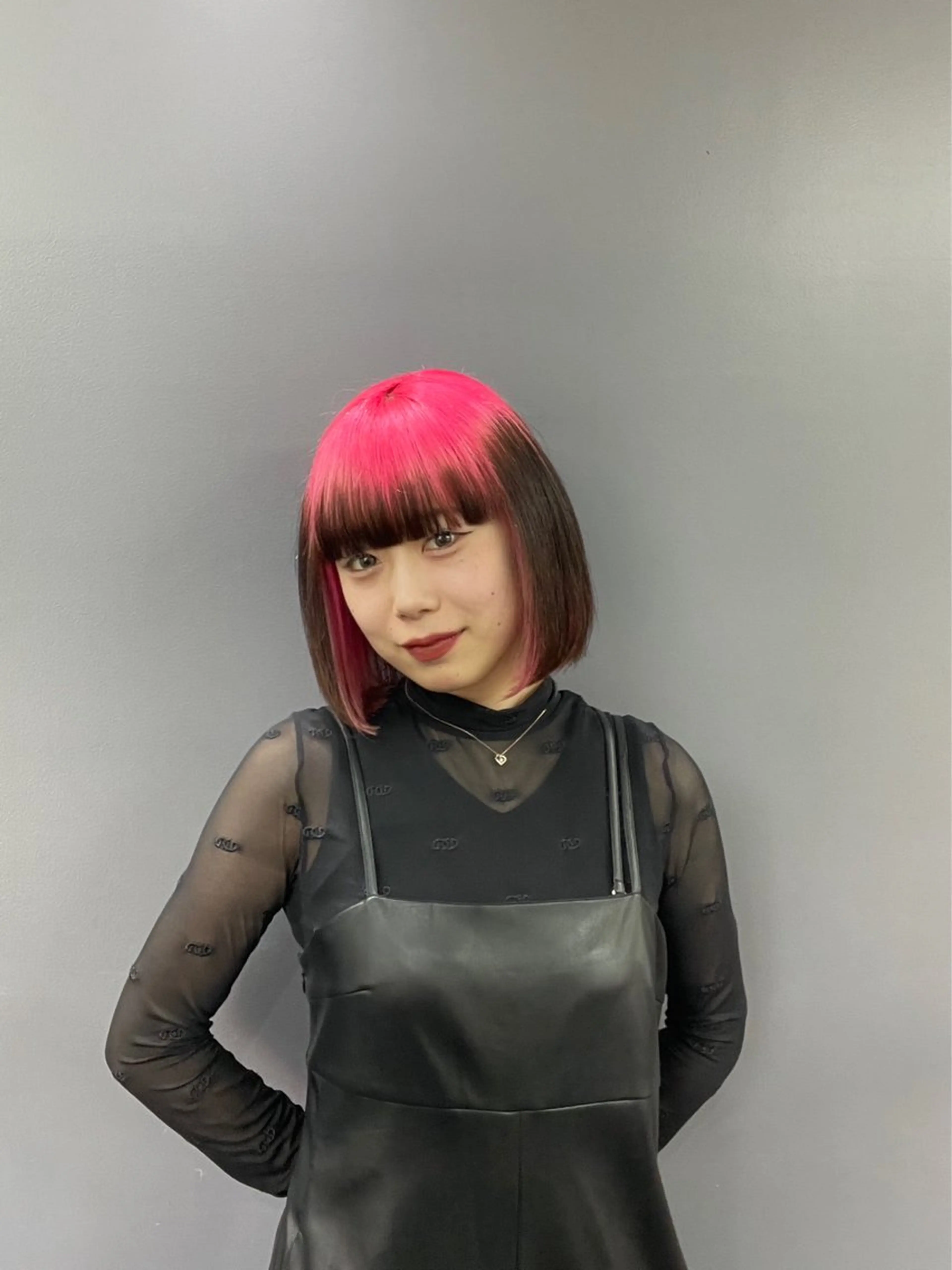 ショート カラー デザインカラー ピンクカラー chloe 【クロエ】のヘアスタイル