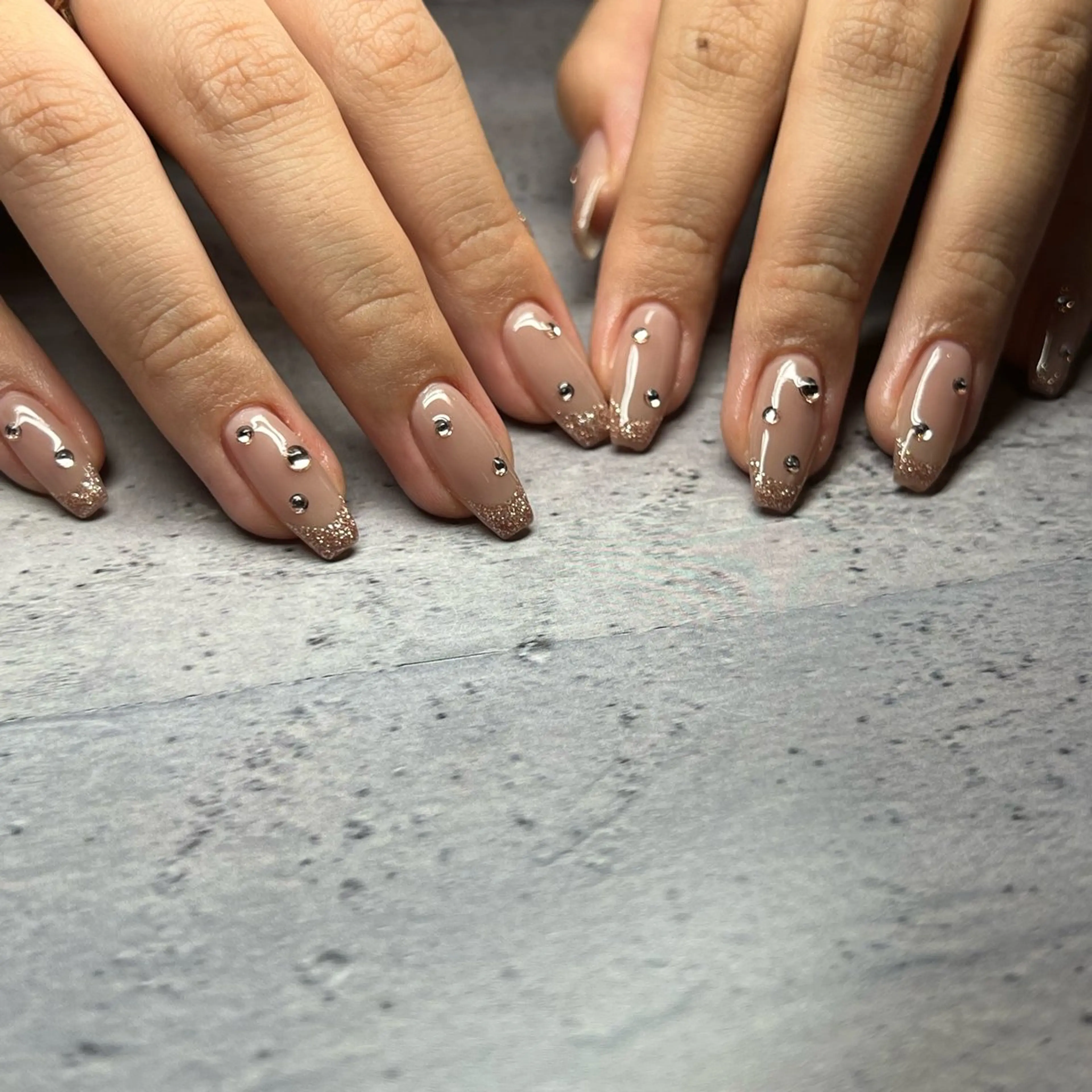 ネイル フレンチネイル ラメ(グリッター) ハンドネイル 𝐫𝐚𝐢 𝐧𝐚𝐢𝐥のネイルデザイン