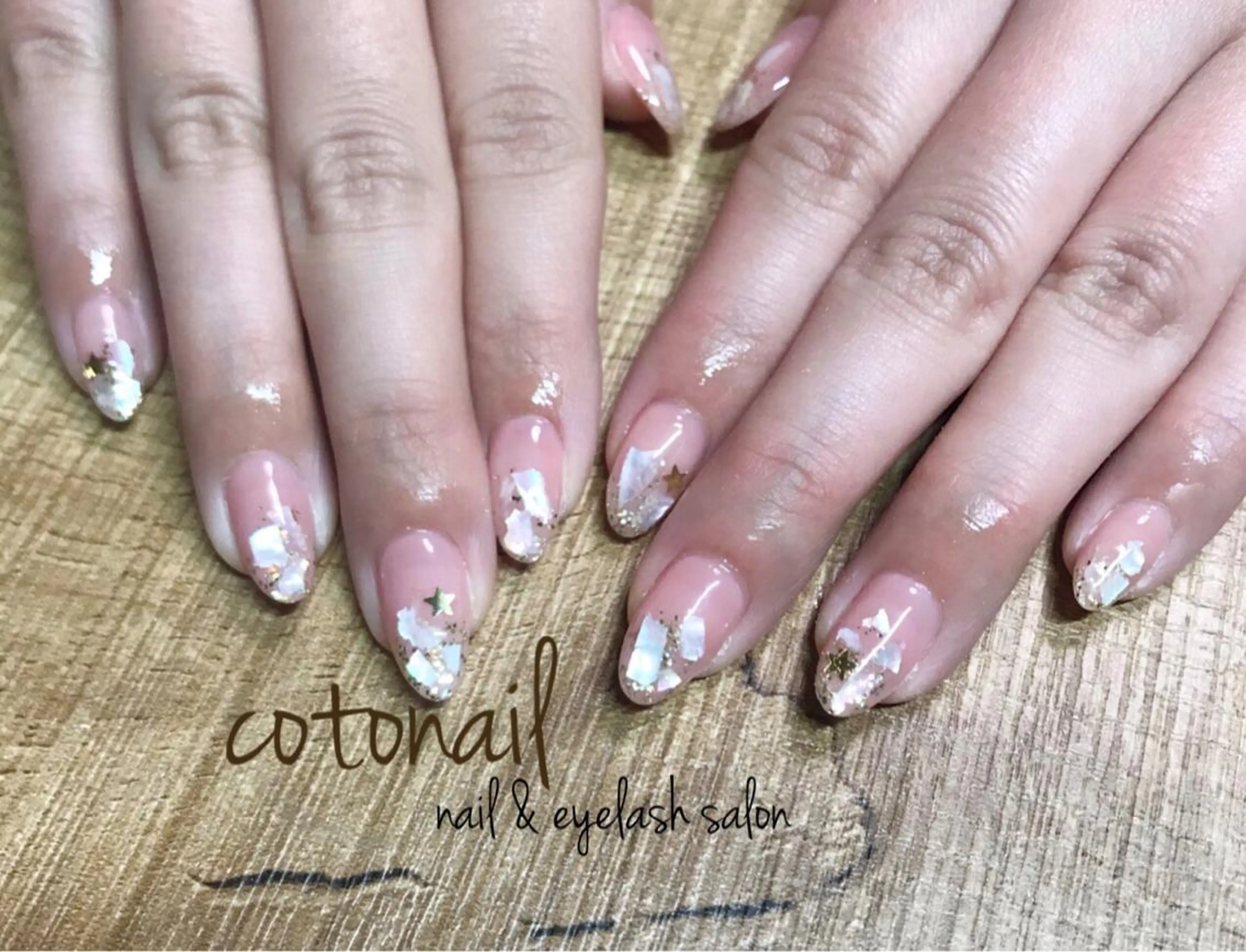 ミディアム ネイル アートネイル ハンドネイル ツメトマツゲ .のネイルデザイン