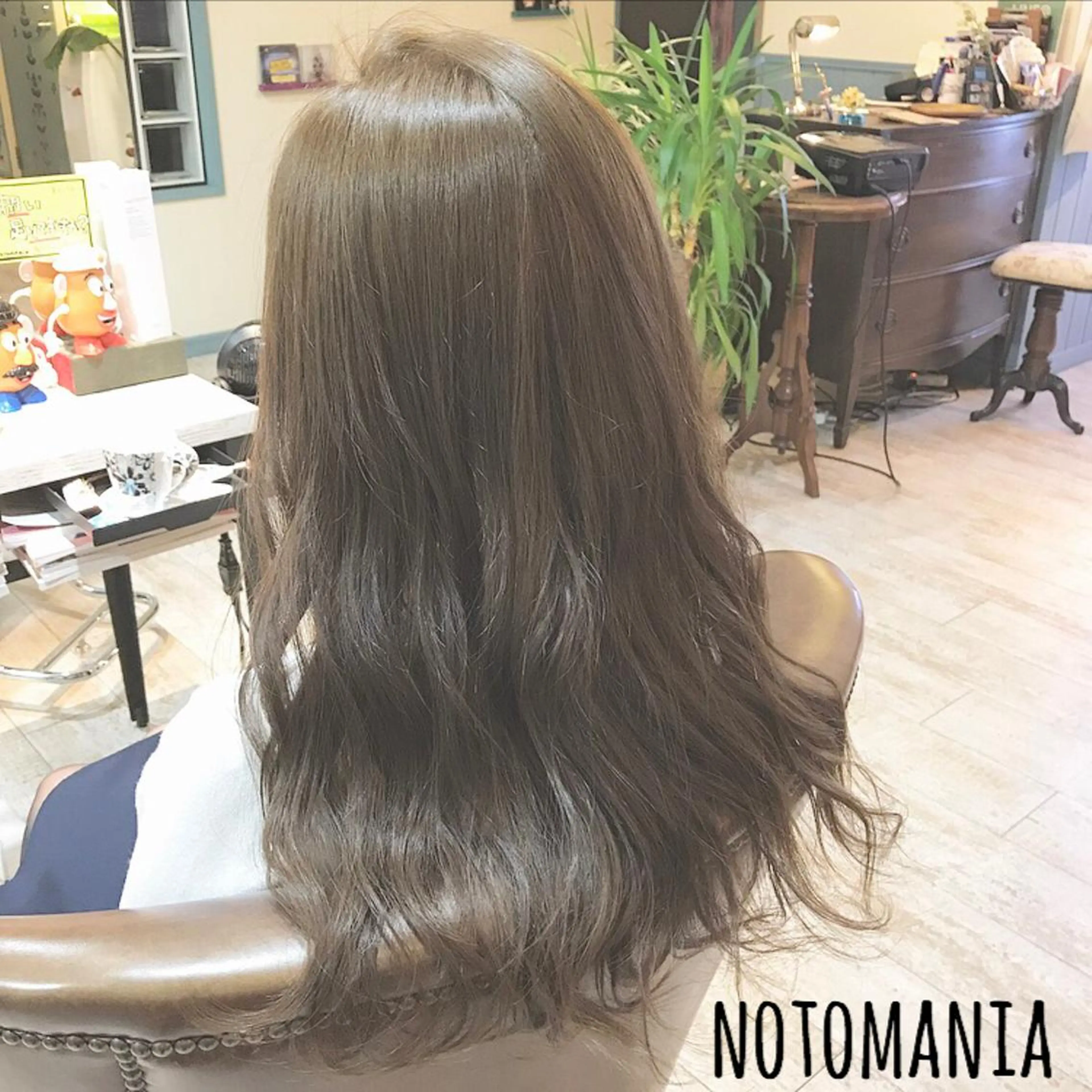 ロング カラー アッシュ ベージュカラー イシハラ アズサのヘアスタイル