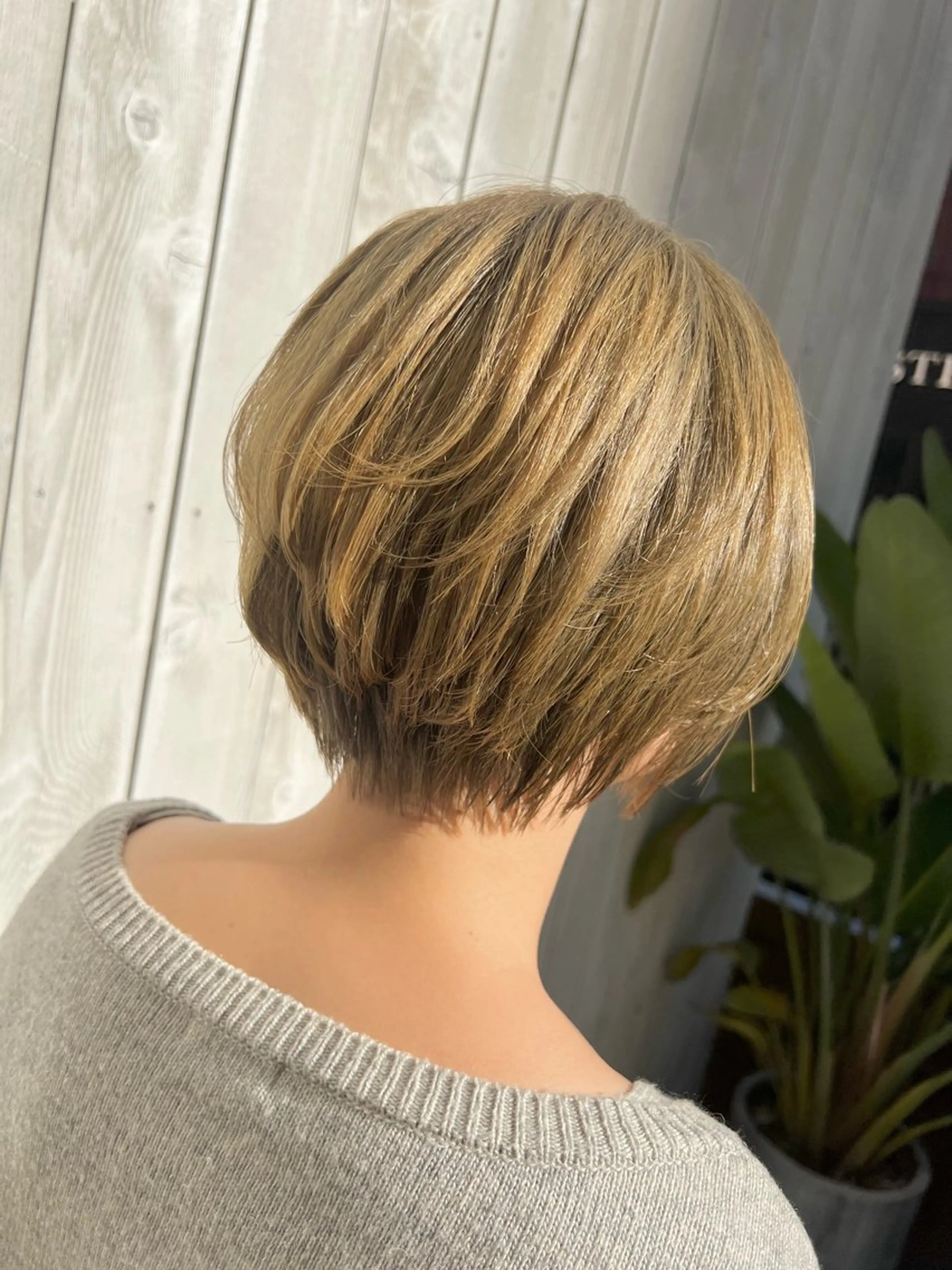 ショート カラー ベージュカラー ブリーチ オリーブベージュ ショートヘア 銀座/ダブルカラー/ レイヤーカット/高梨のヘアスタイル