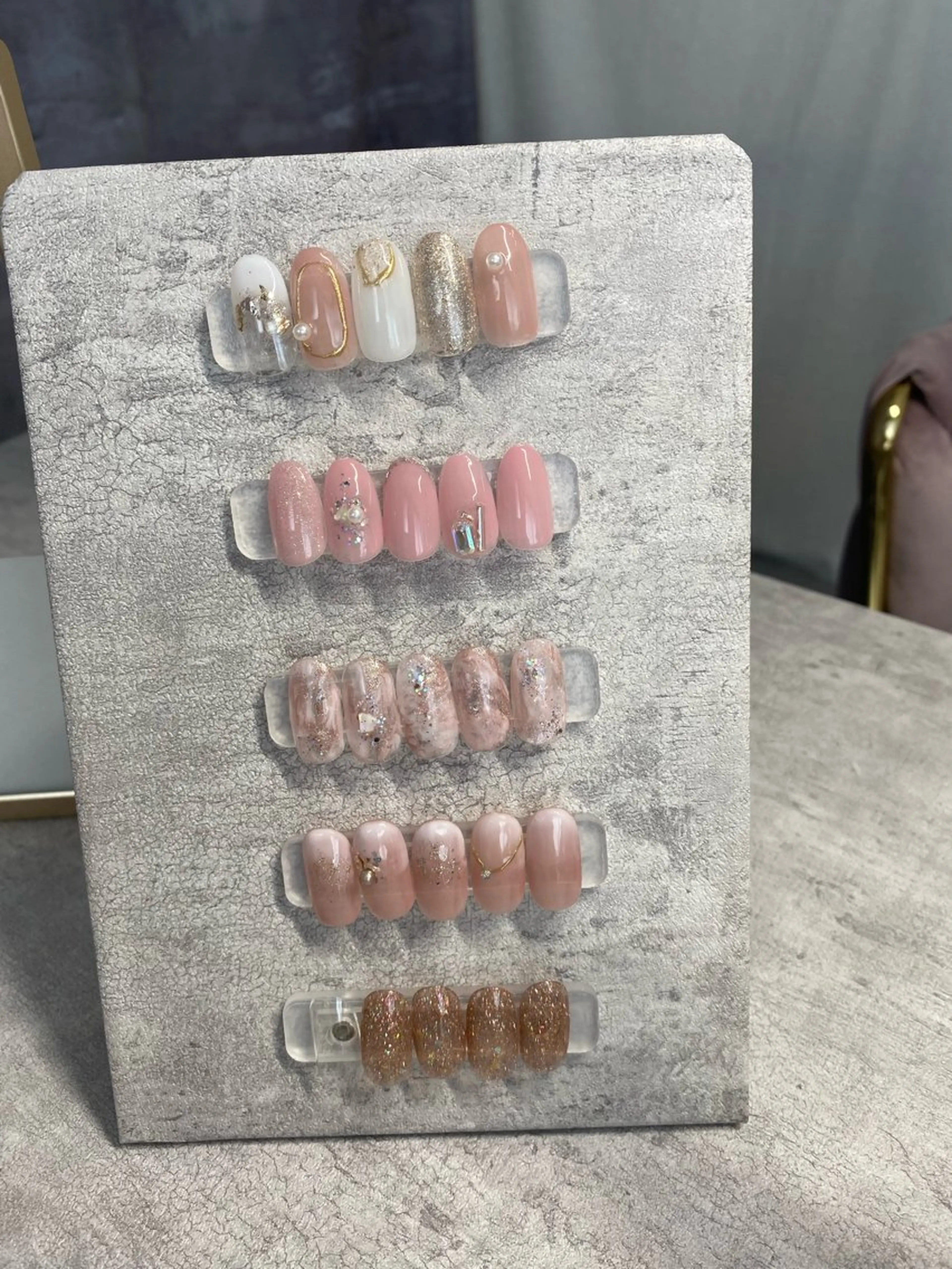 10本チップでの長さ出し、ハンドネイル上品な輝き✨（ワンカラー➕アート2本、ピーリング、オイルトリートメント込み）の写真
