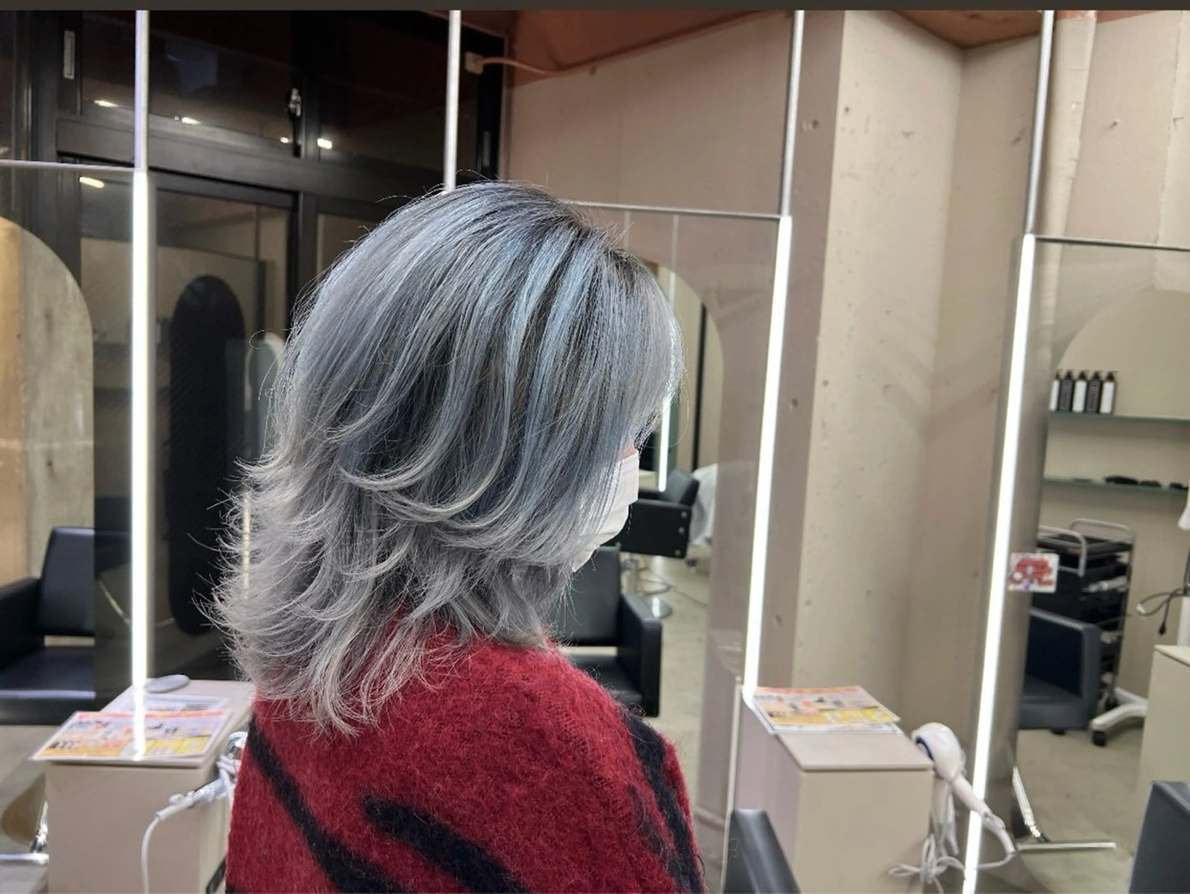 ミディアム カラー バレイヤージュ ベージュカラー ブリーチ グラデーションカラー ハイライトカラー 質感重視/レイヤー/ ケアブリーチ/志音のヘアスタイル