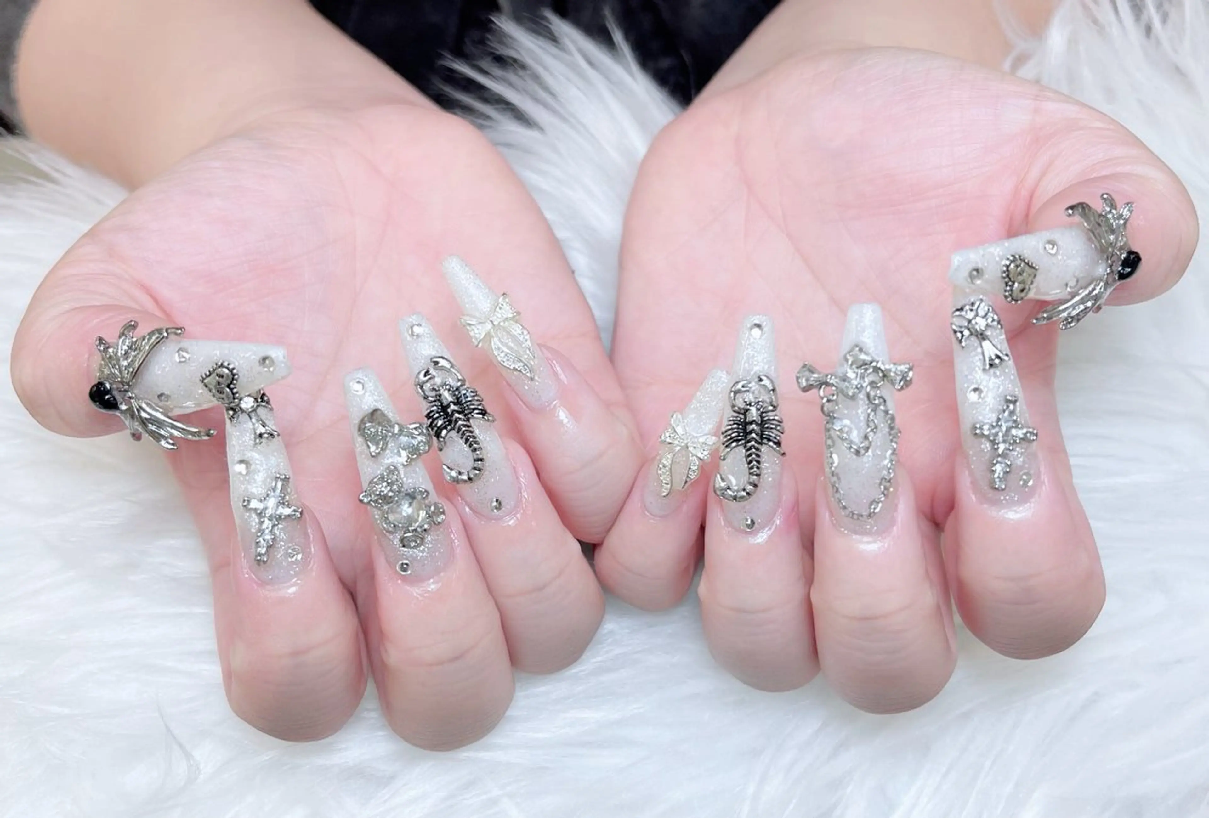 ネイル 成人式 ロングネイル マグネットネイル 大理石ネイル(マーブル) リボン ハンドネイル Amee Nailsalon所属・Amee Nailsalonのネイルデザイン