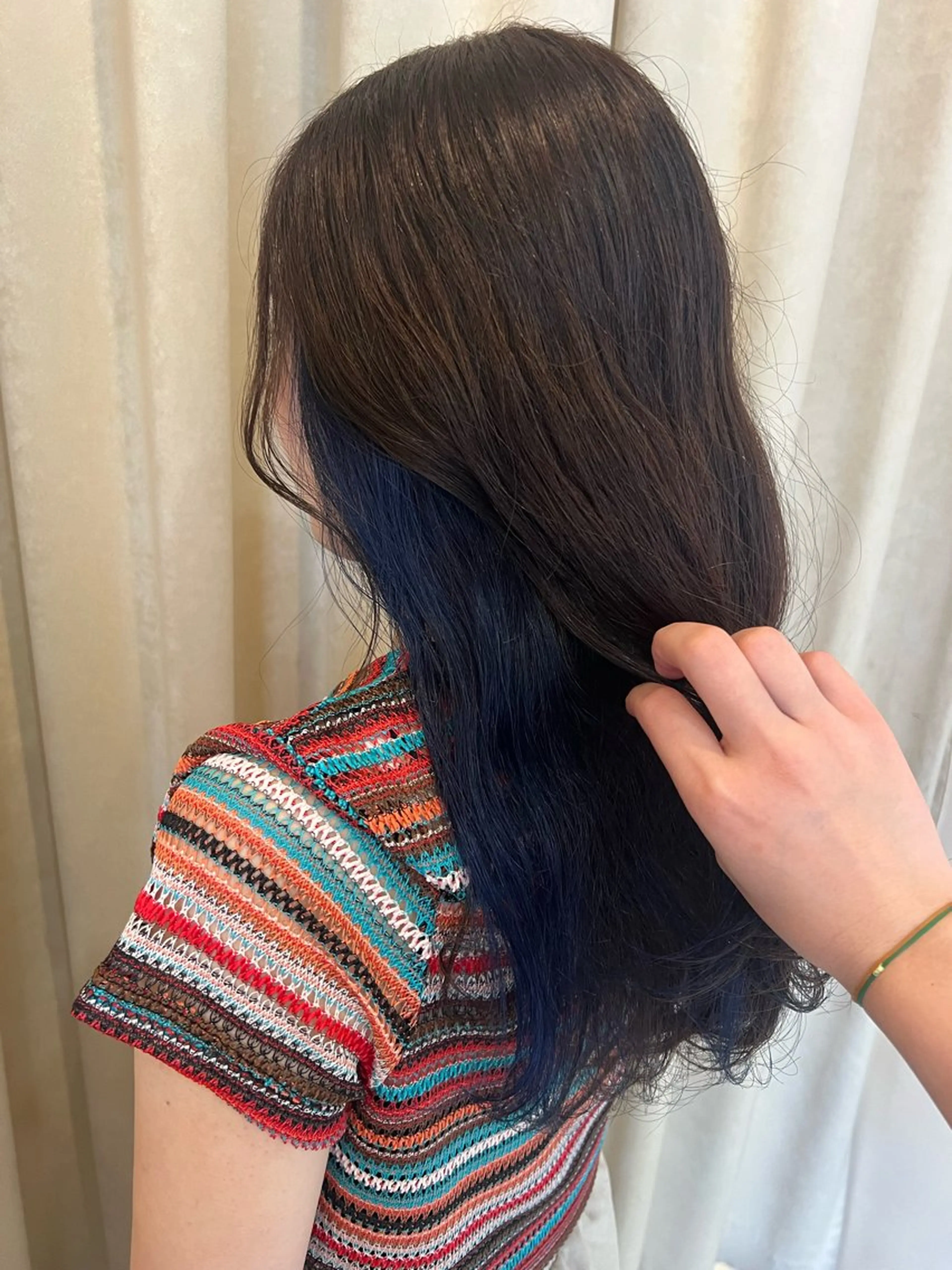 ロング カラー ヘアアレンジ ブルーカラー ヘアカラー 友田 未来のヘアスタイル