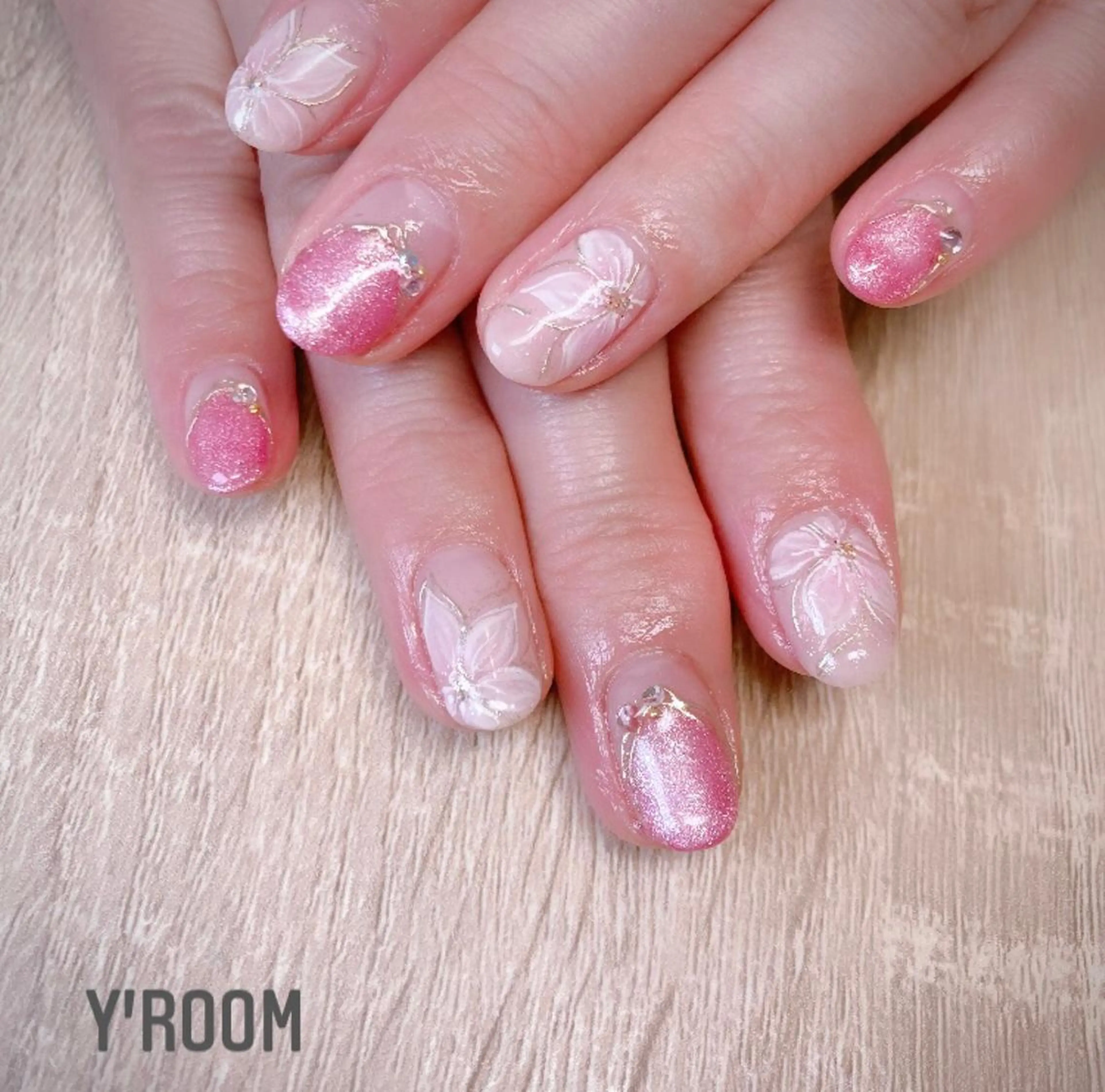 ネイル オーロラネイル フラッシュネイル フットネイル ジェルネイル 氷ネイル・うるうるネイル ハンドネイル YUKA （ネイリスト）のネイルデザイン