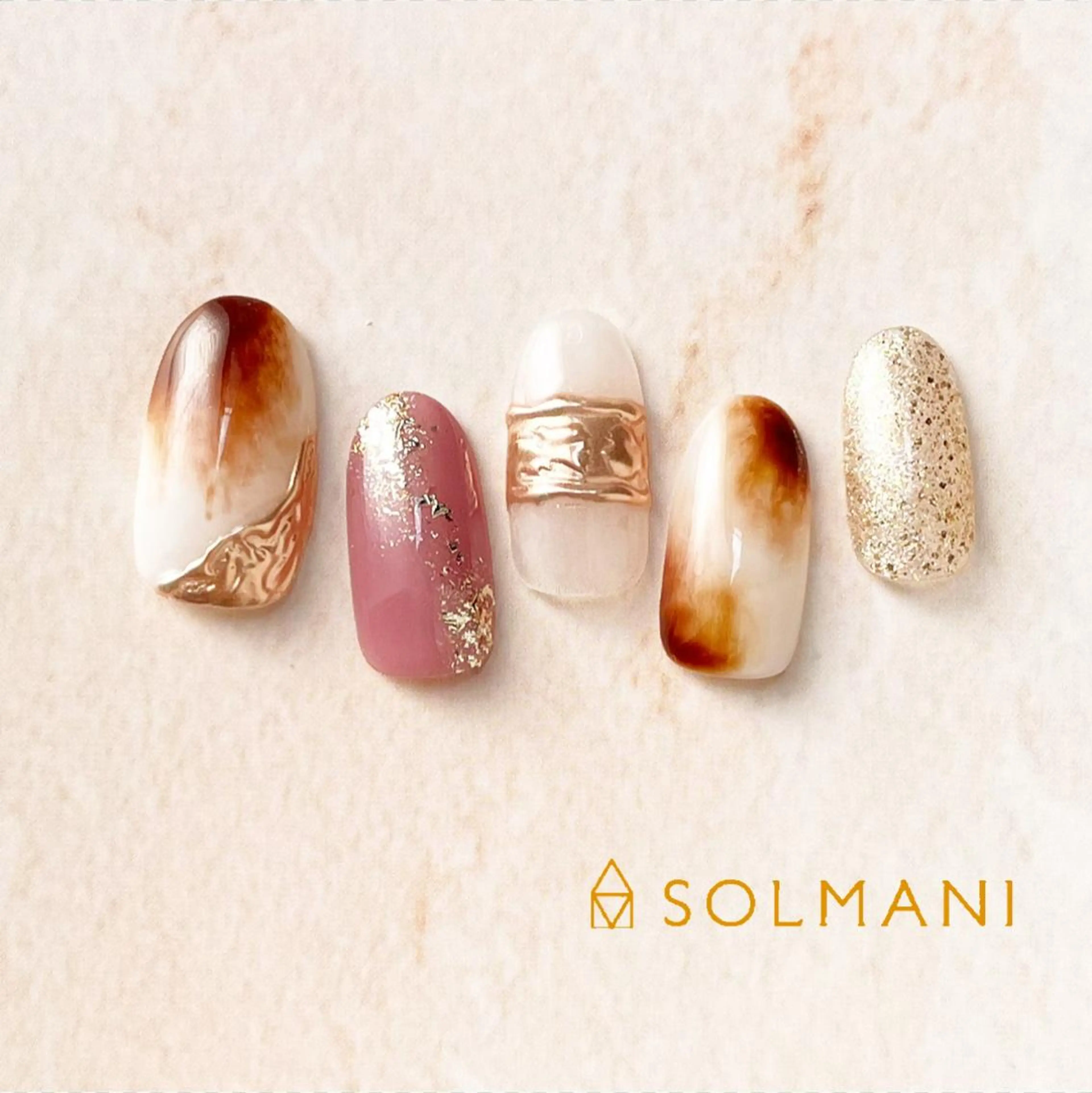 ネイル べっ甲ネイル ホワイト SOLMANI 予約担当のネイルデザイン