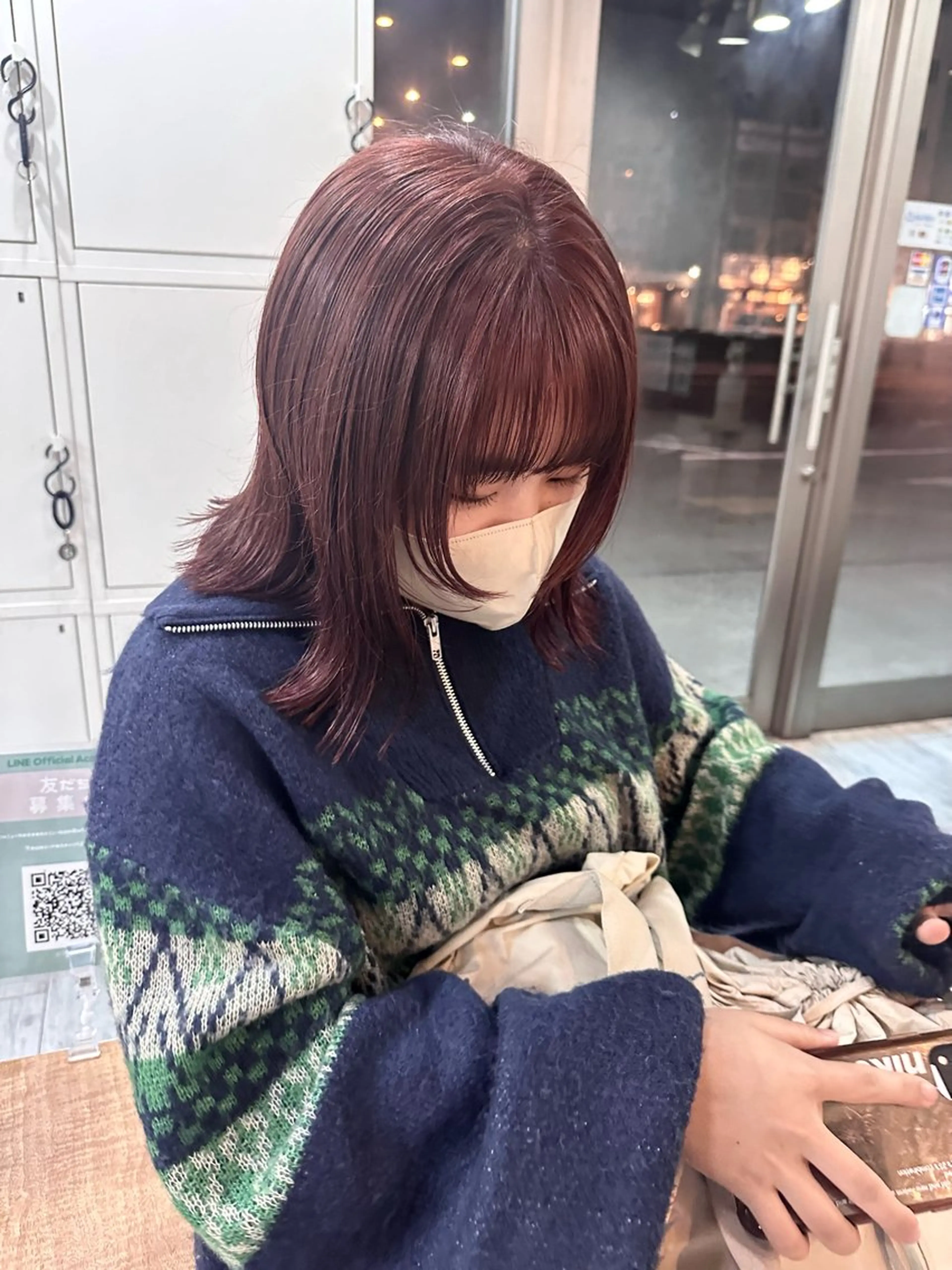 ミディアム カラー ウルフカット ヘアカラー トリートメント minim / miku 暖色カラーのヘアスタイル