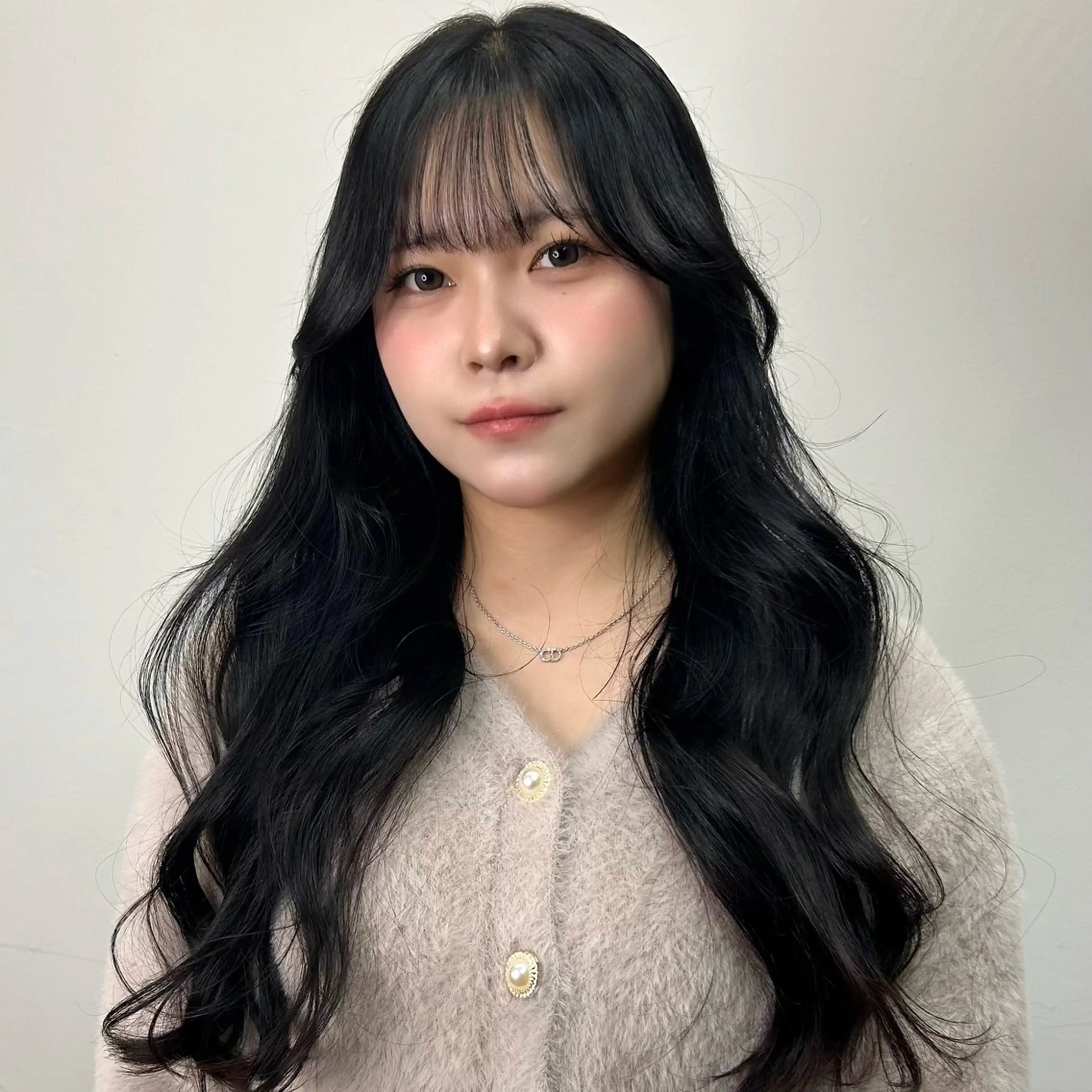 ロング カラー ヘアアレンジ 黒髪 ブルーカラー ブルーブラック 顔まわりレイヤー 顔周りカット カット ヘアカラー 縮毛矯正 トリートメント 韓国ヘア×髪質 改善🇰🇷シオリのヘアスタイル