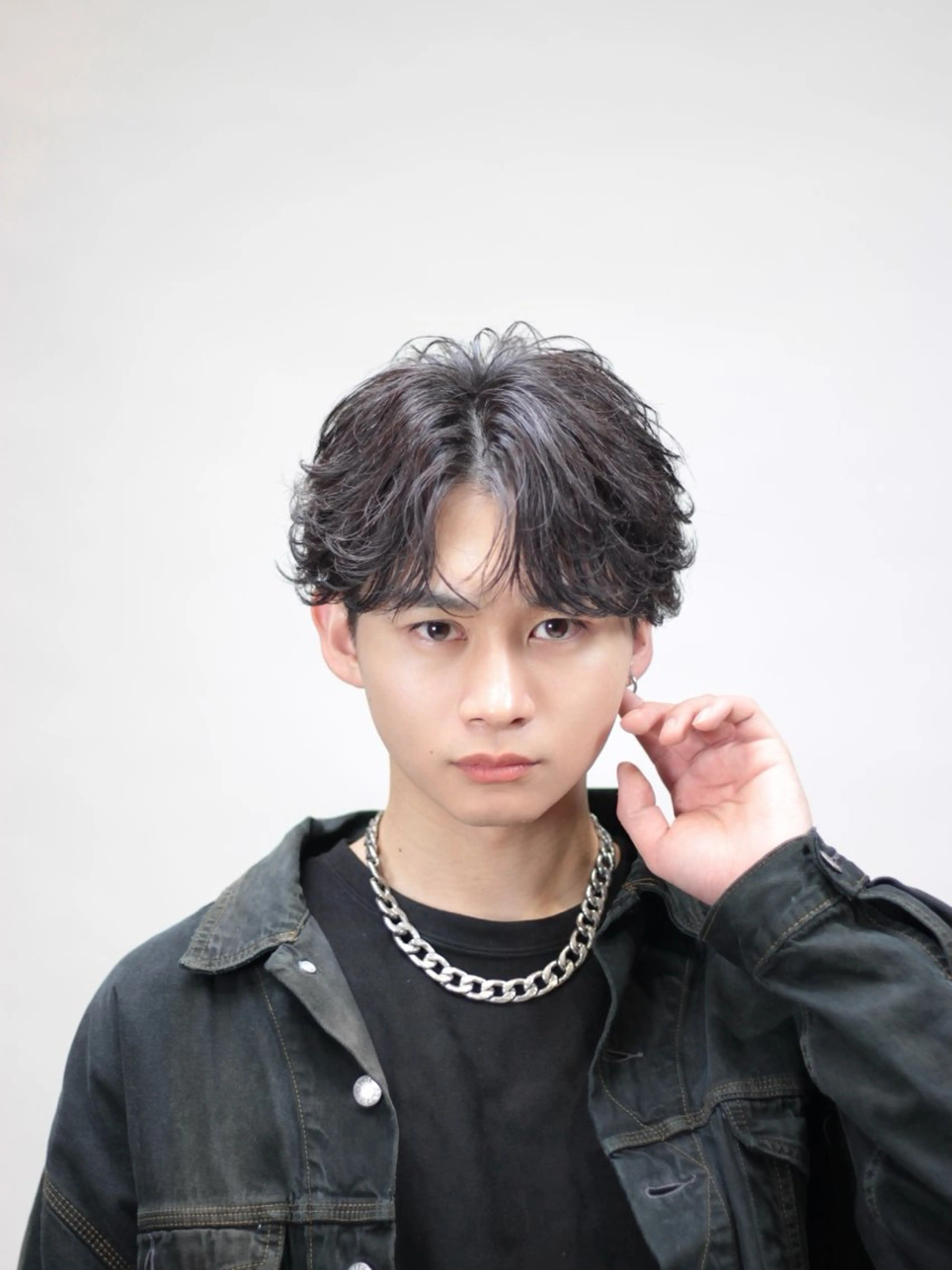 ショート パーマ メンズ 波巻きパーマ 朝崎倭斗のヘアスタイル