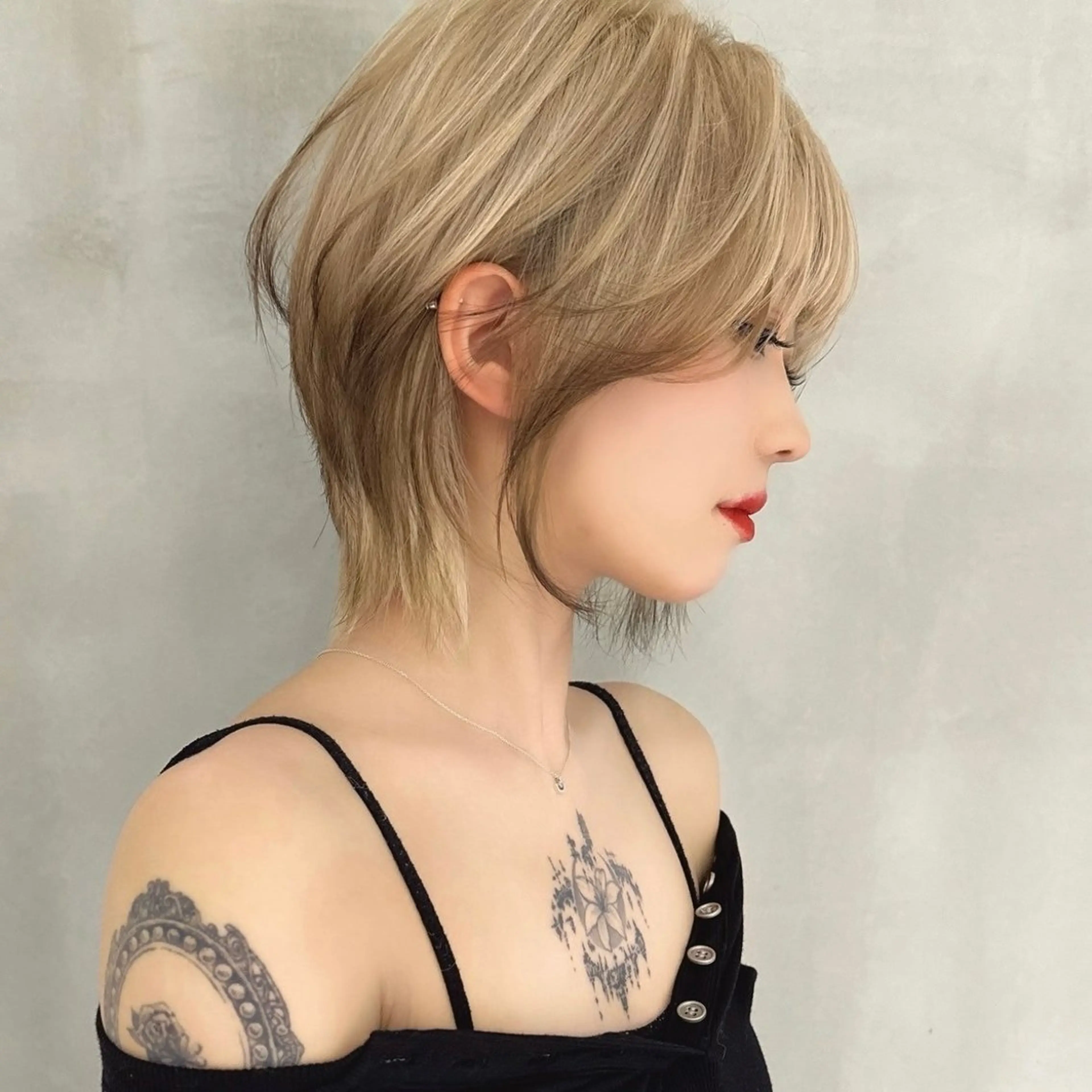 ショート カラー Ma cherie by Lond所属・ハイトーン/ブリーチ ミルクティーAikaのヘアスタイル