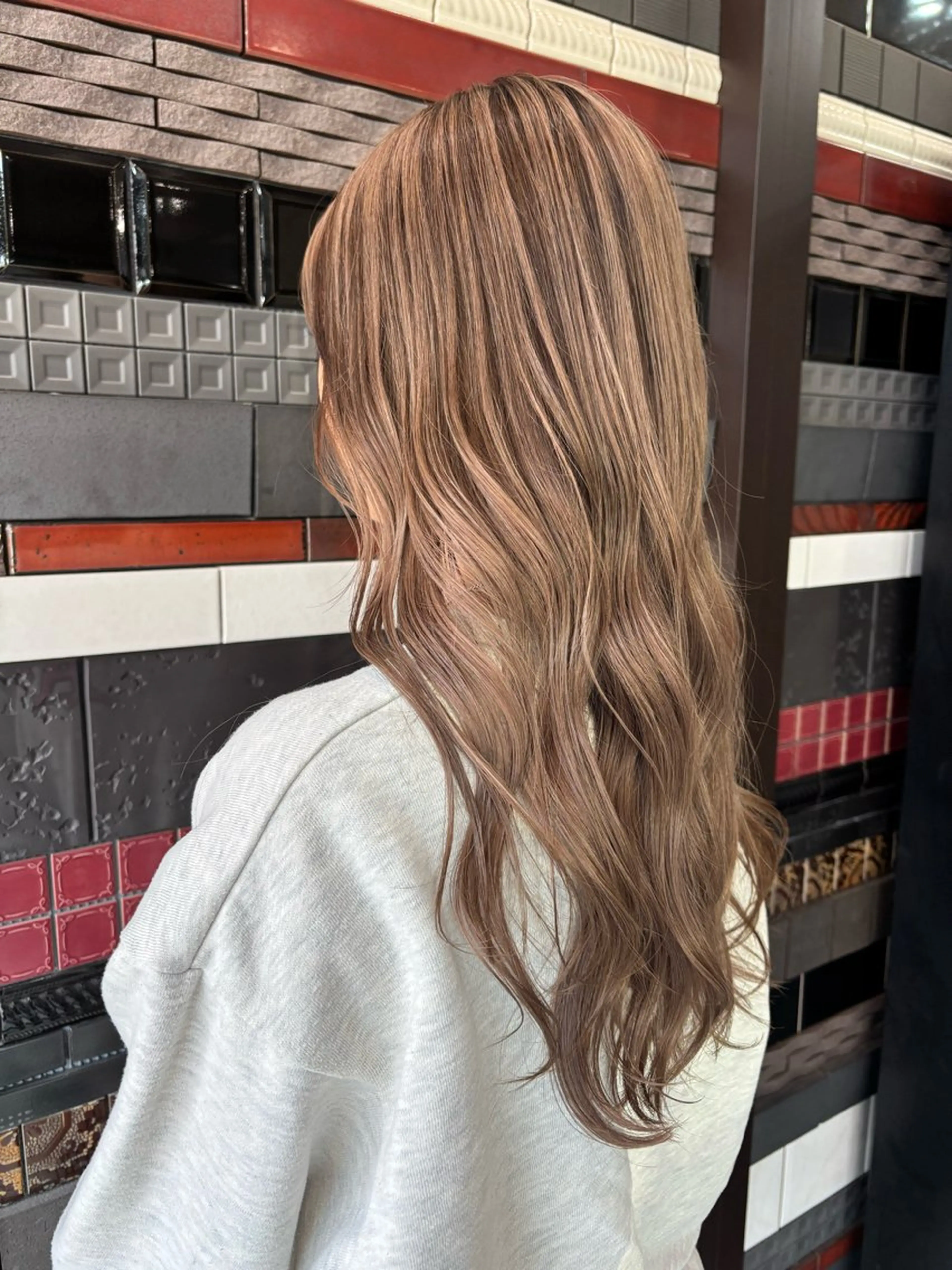 ロング レイヤーカット ヘアカラー 色落ちまで2度綺麗な ハイトーン🪞／ミクのヘアスタイル