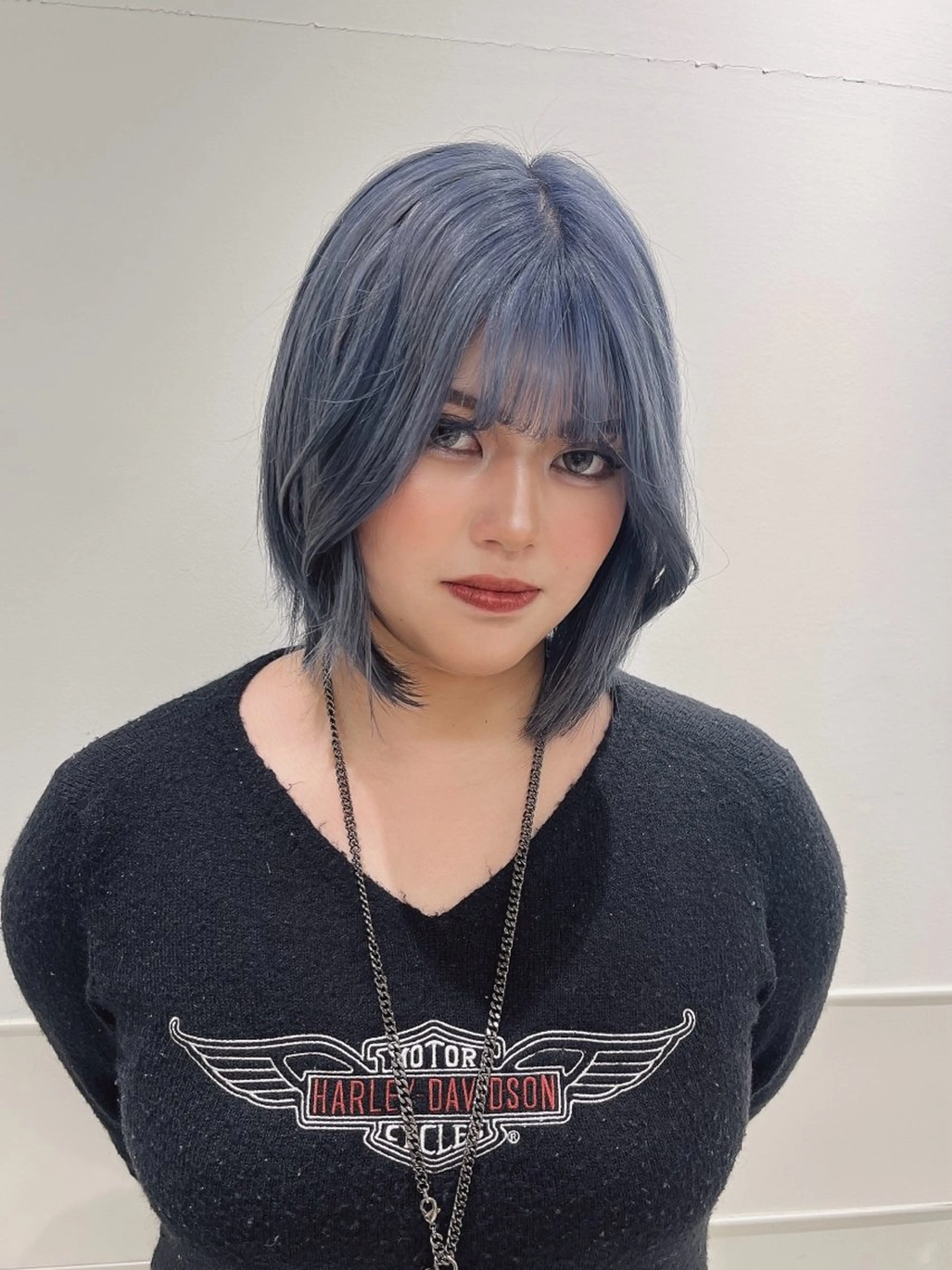 ミディアム カラー ブリーチ ブルーカラー りおな/エクステ /ミルクティーカラーのヘアスタイル