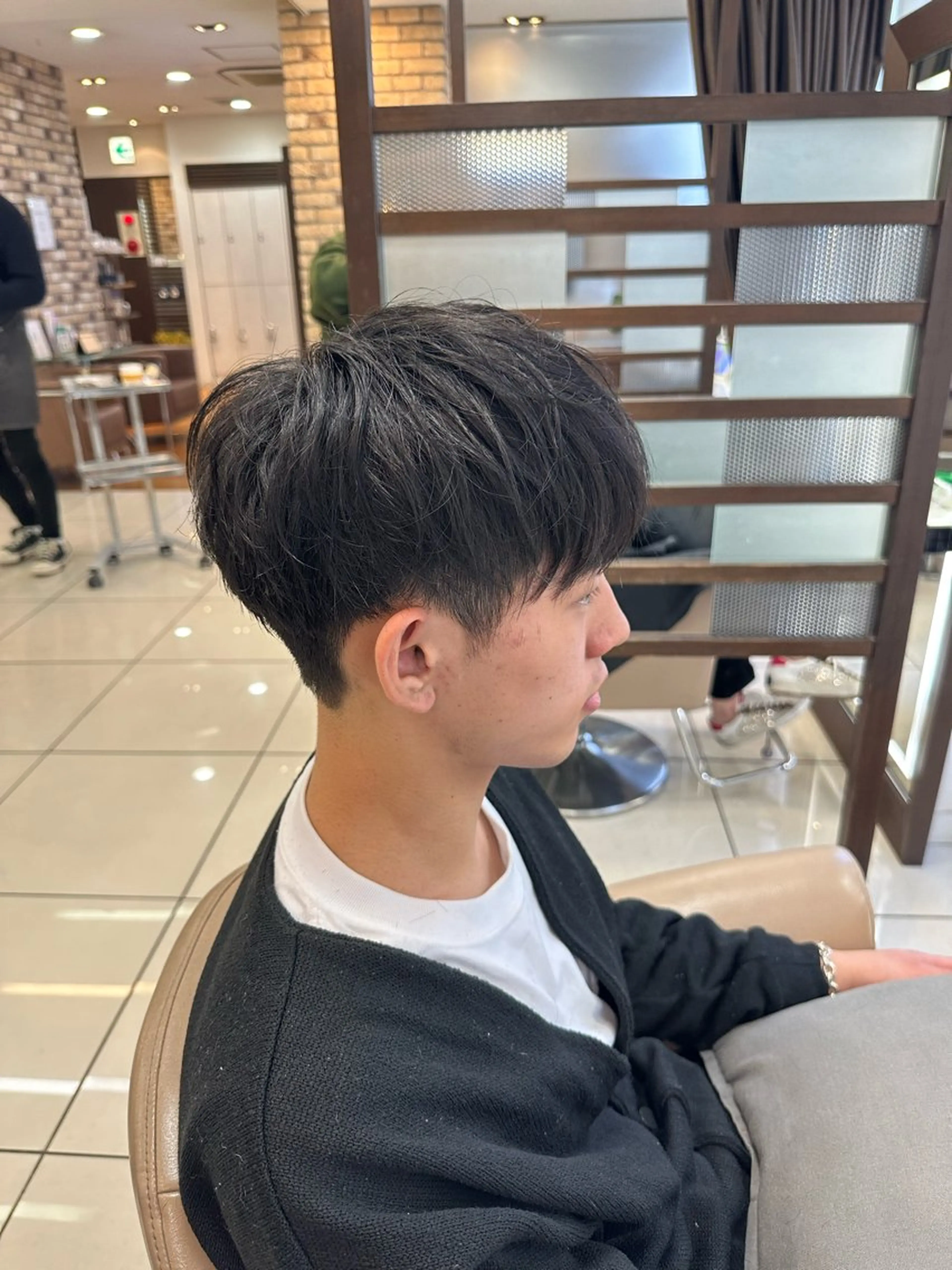 メンズ カット ラウンドマッシュシャ ドウニュアンスパーマのヘアスタイル