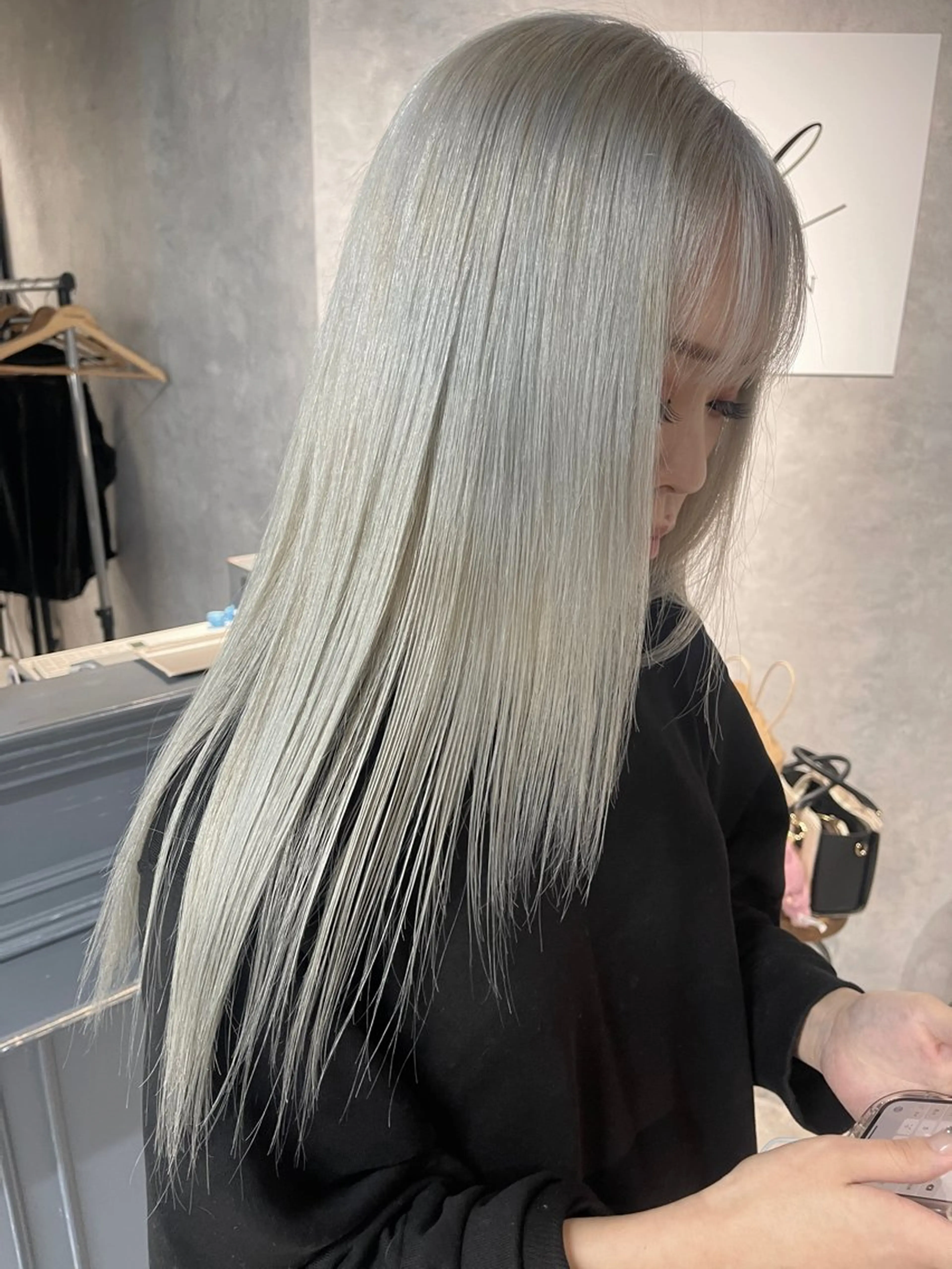 ロング カラー ブリーチ カット ヘアカラー オフホワイトアンドなんば所属・福西 洋斗のヘアスタイル