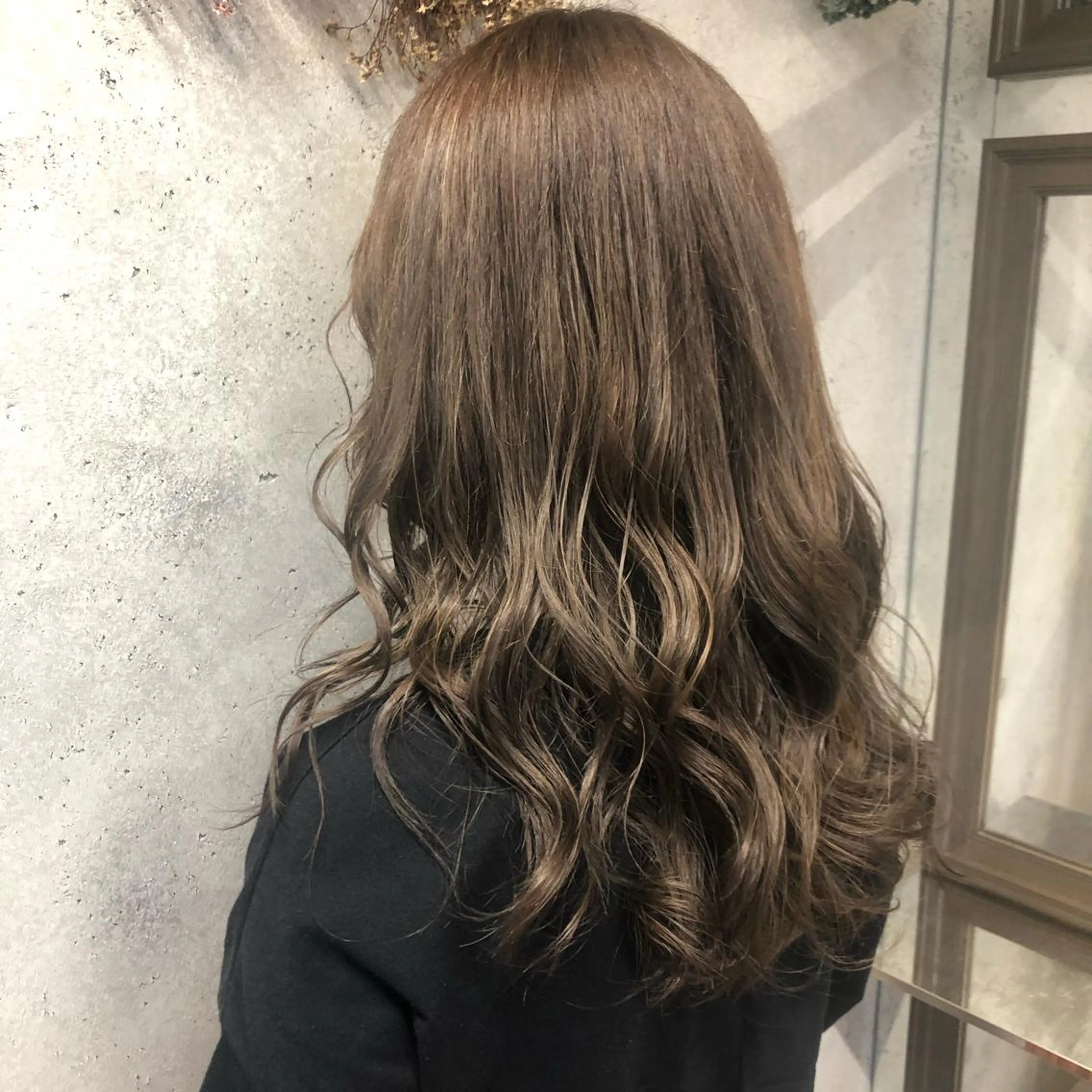 ロング カラー グレージュ wakana 【ブリーチカラー】のヘアスタイル